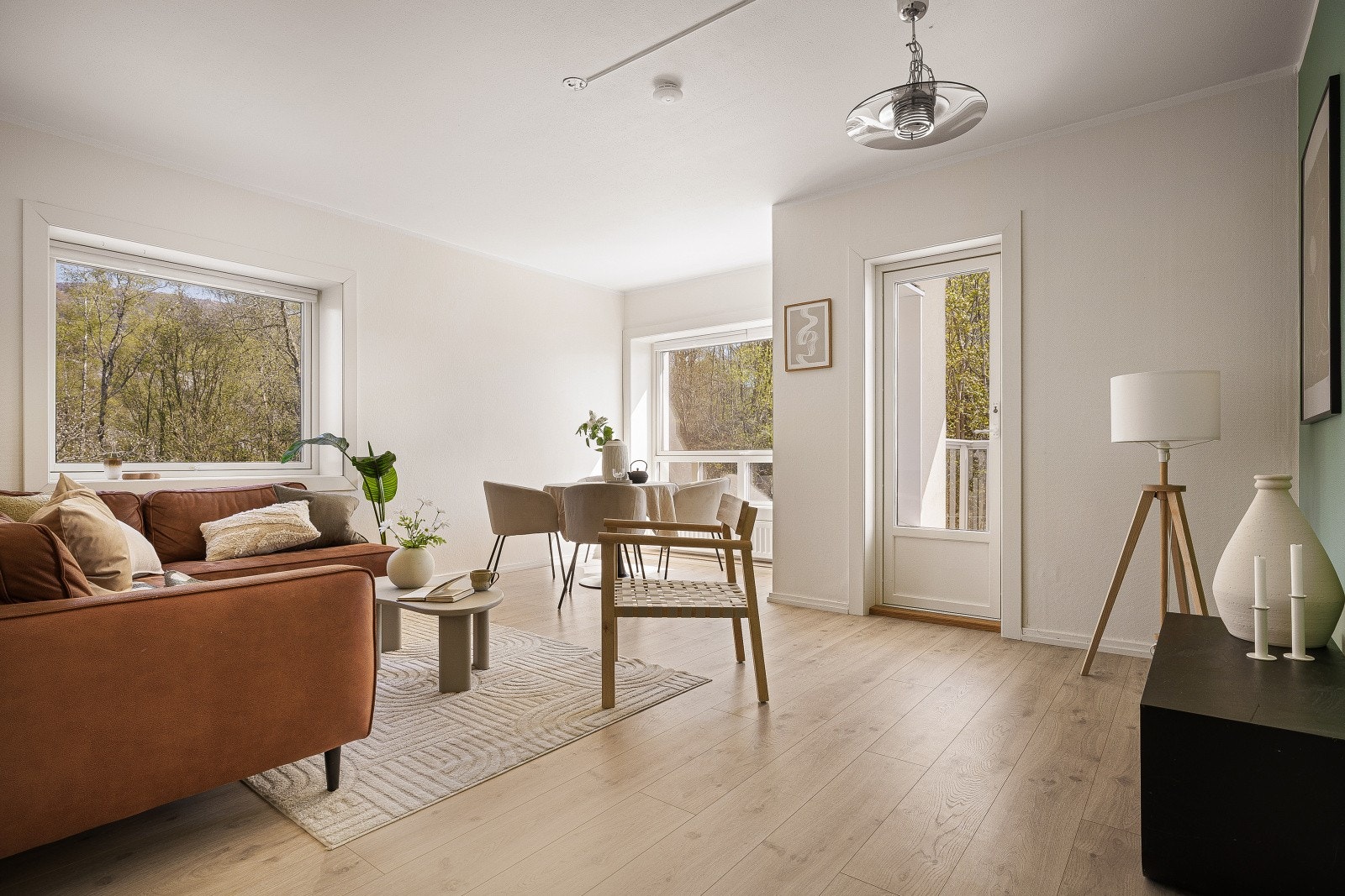Stuen er av fin størrelse, og har godt med plass til innredning med både sofagruppe og spisegruppe. Galleribilde
