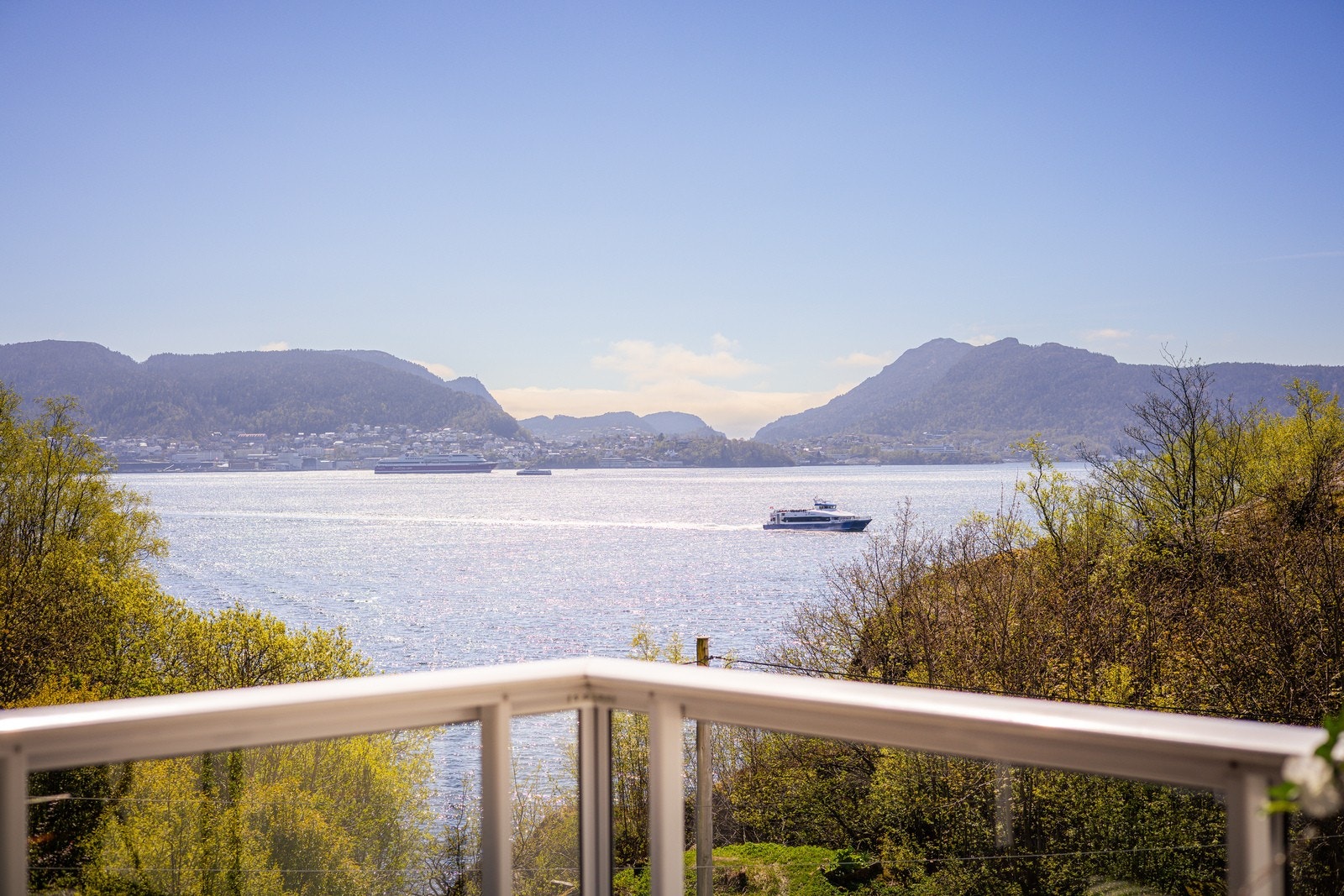 Her kan man slappe av i rolige omgivelser mens man ser på båtene som seiler inn og ut av byfjorden. Galleribilde