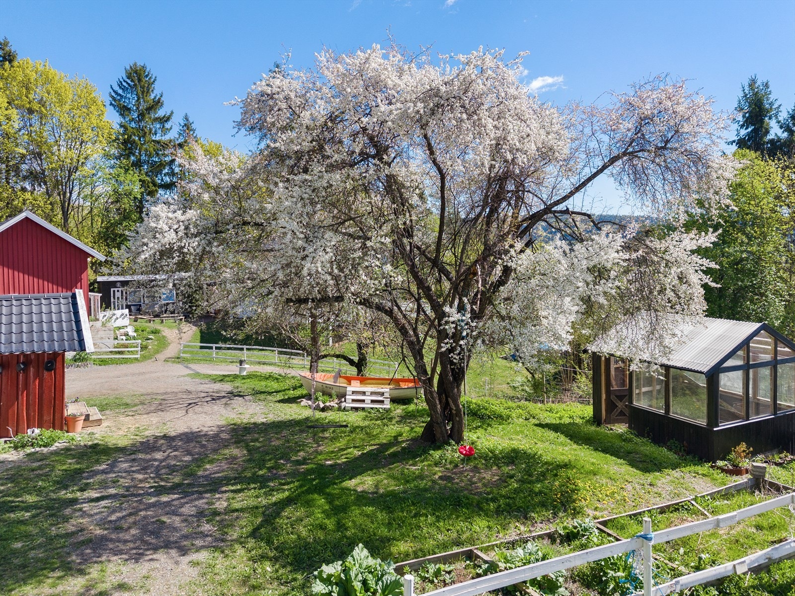 Eiendommen ligger svært idyllisk til i naturskjønne omgivelser, omkranset av skogsarealer og vakker natur, samtidig som man nyter godt av gode solforhold gjennom dagen. Galleribilde