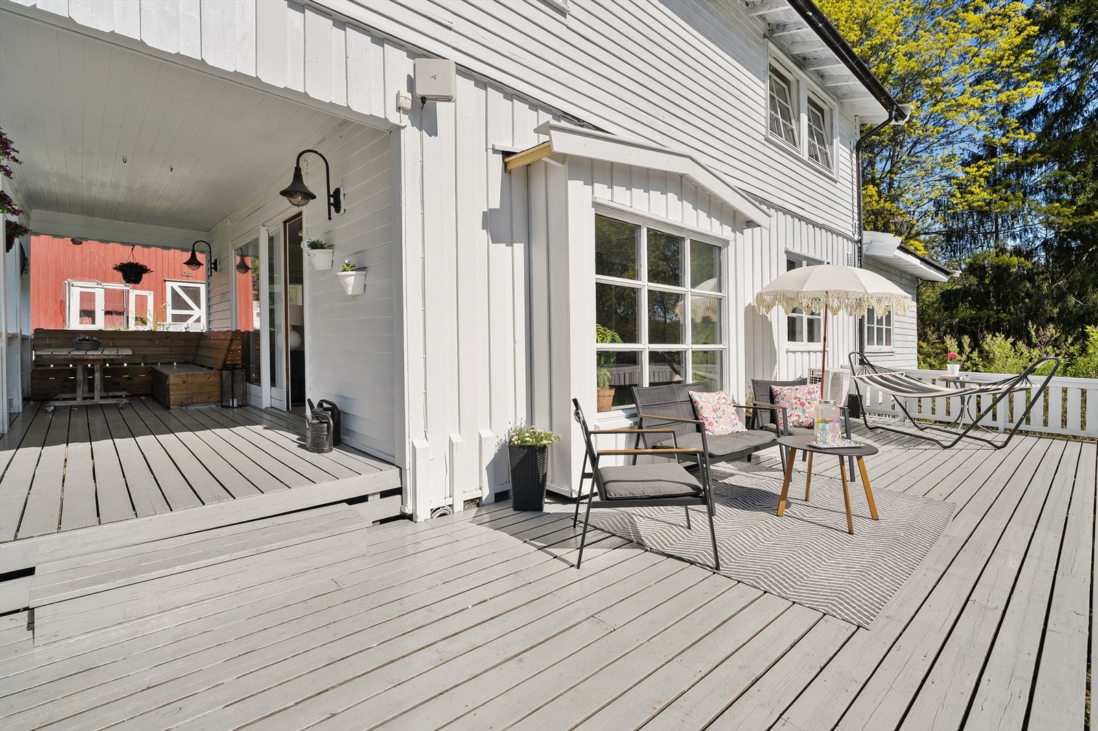 I tilknytning til eneboligen, ligger en stor terrasse på ca. 46 kvm vendt mot solrike sydvest. Galleribilde