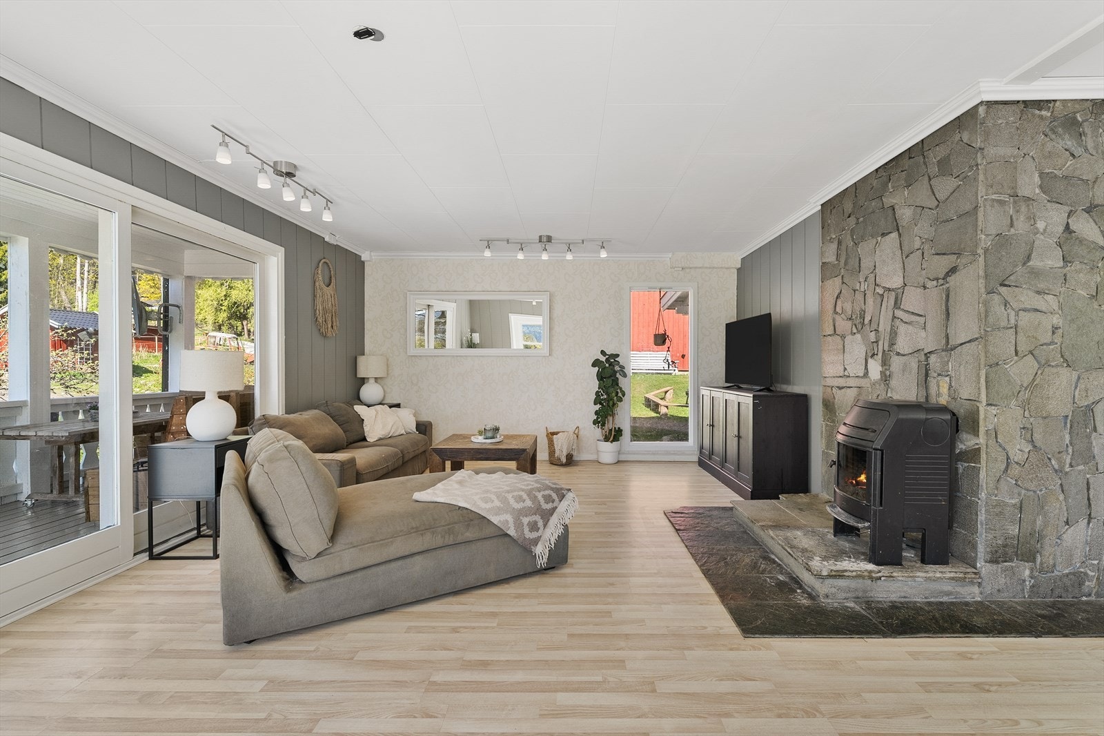 Overflatene er holdt i lune og moderne farger, og det er lagt laminat på gulvet. Galleribilde