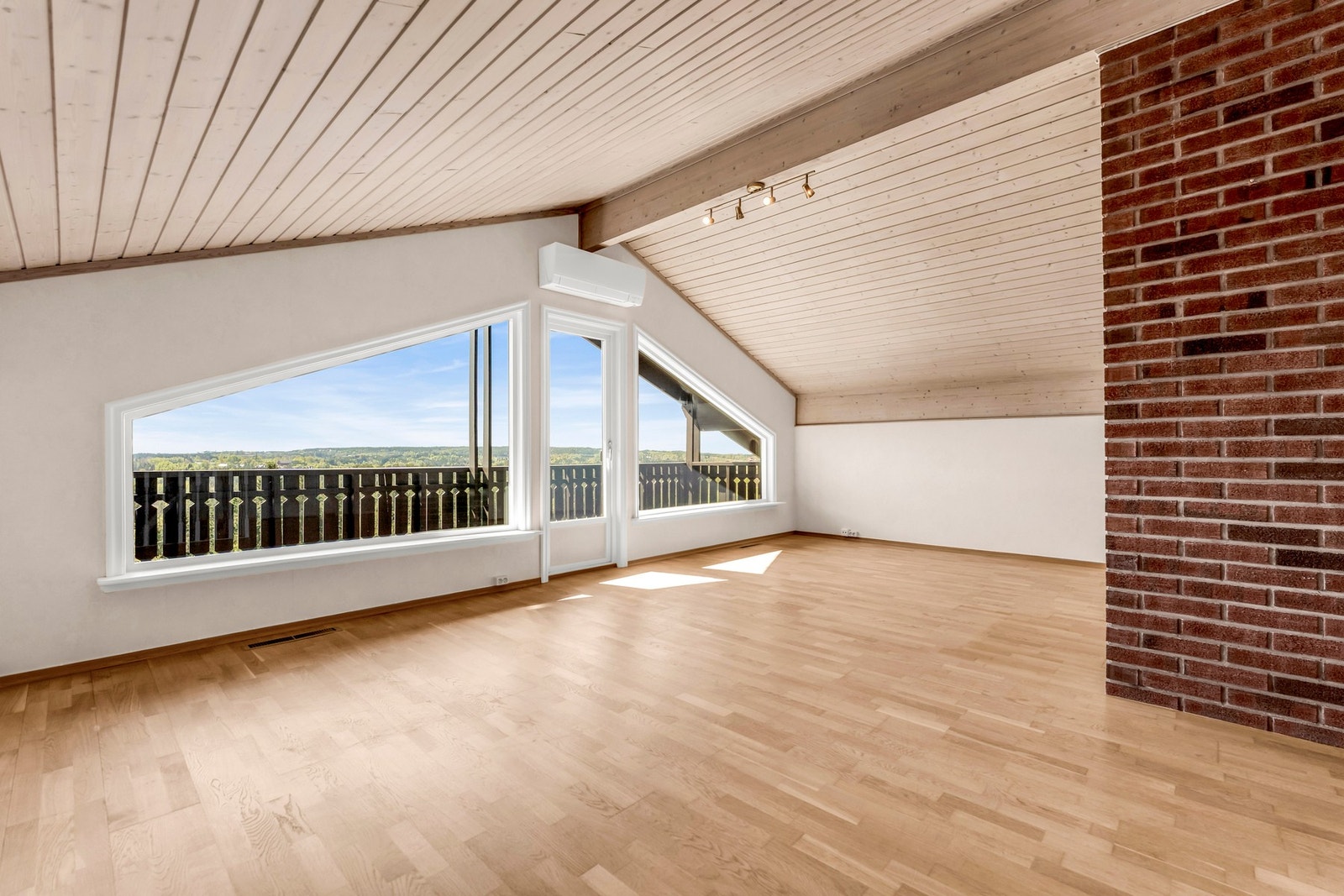 Stor loftstue med utgang til balkong samt varmepumpe luft/luft for varme og kjøling Galleribilde