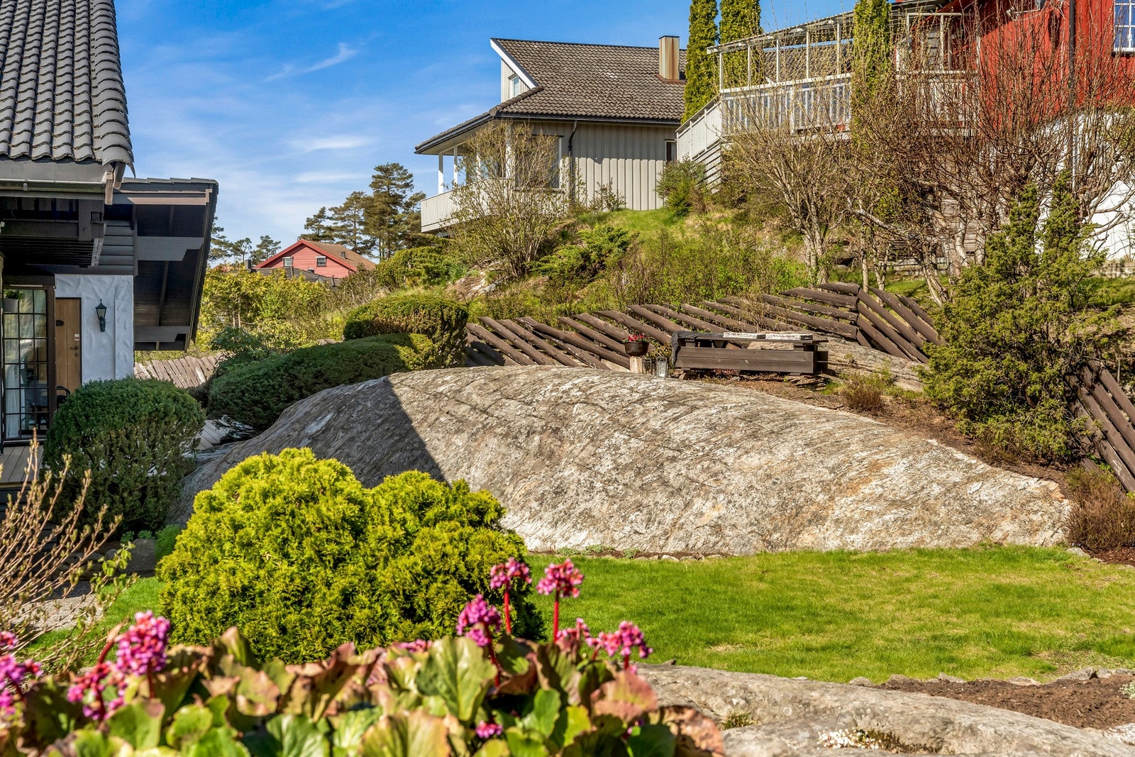 Velholdt uteområde med flott beplantning Galleribilde