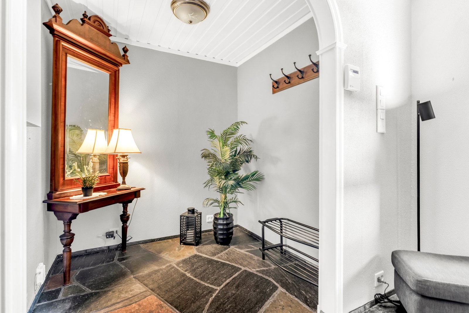 Praktisk med egen avdeling for garderobeoppbevaring i tilknytning til entré Galleribilde