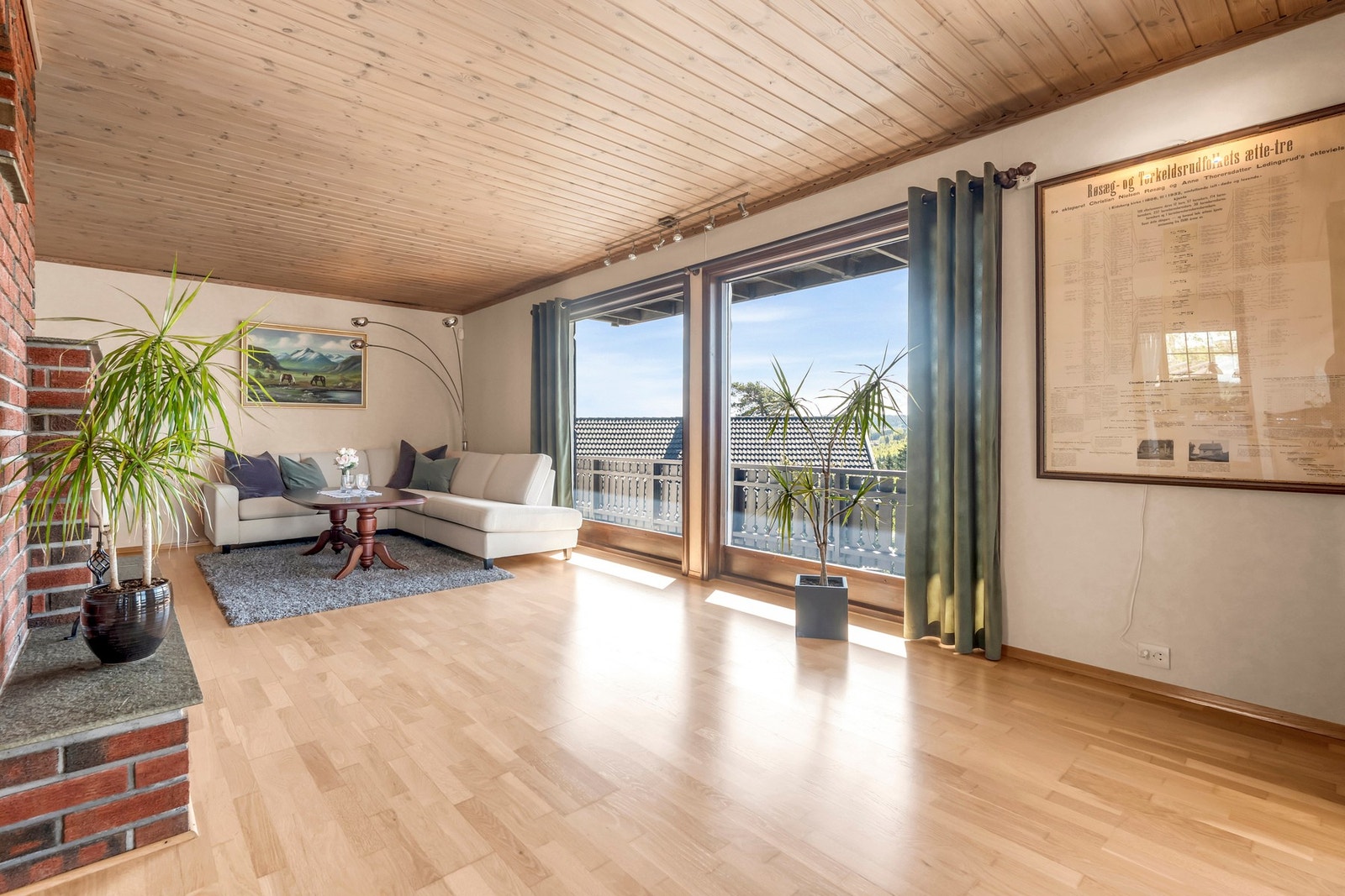 Lys stue med store vindusflater Galleribilde