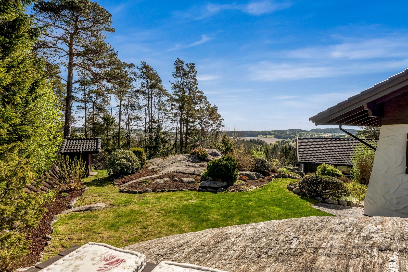 Velstelt og herlig tomt med fjell i dagen og flott beplantning Galleribilde