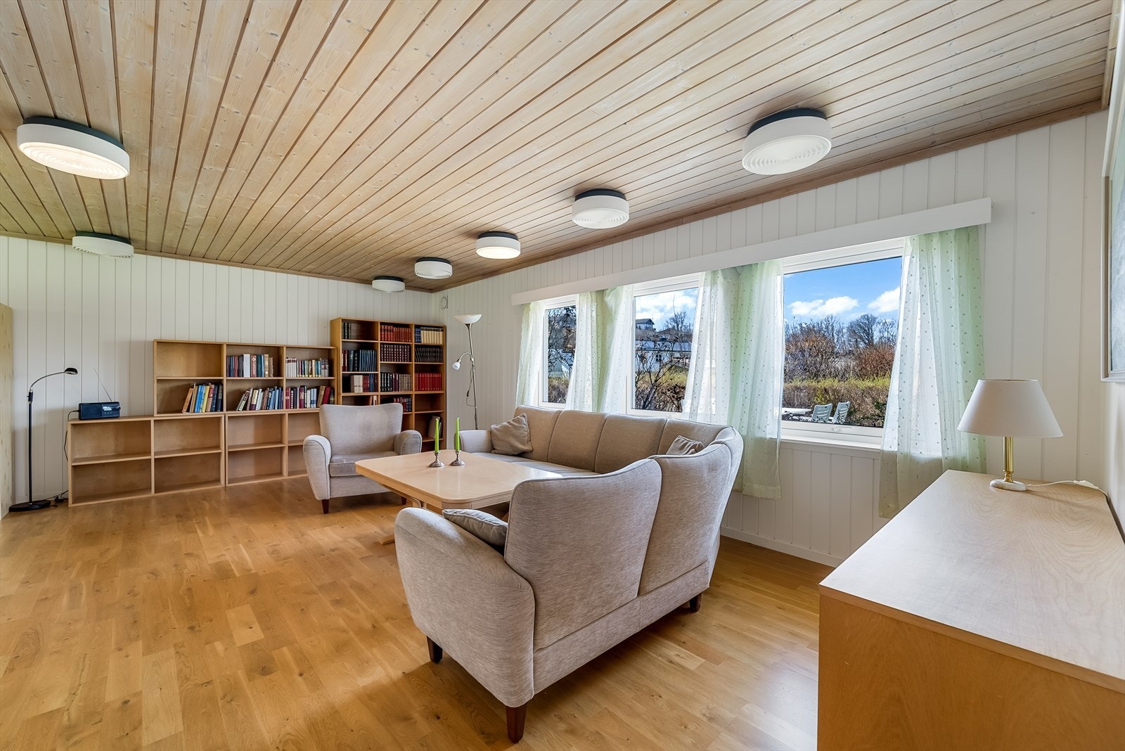 I underetasjen har man to stuer. En stue var tidligere et kontor. Den andre stuen (som bilder viser - er opprinnelig godkjent som disponibelt rom - ikke omsøkt til rom for varig opphold). Galleribilde
