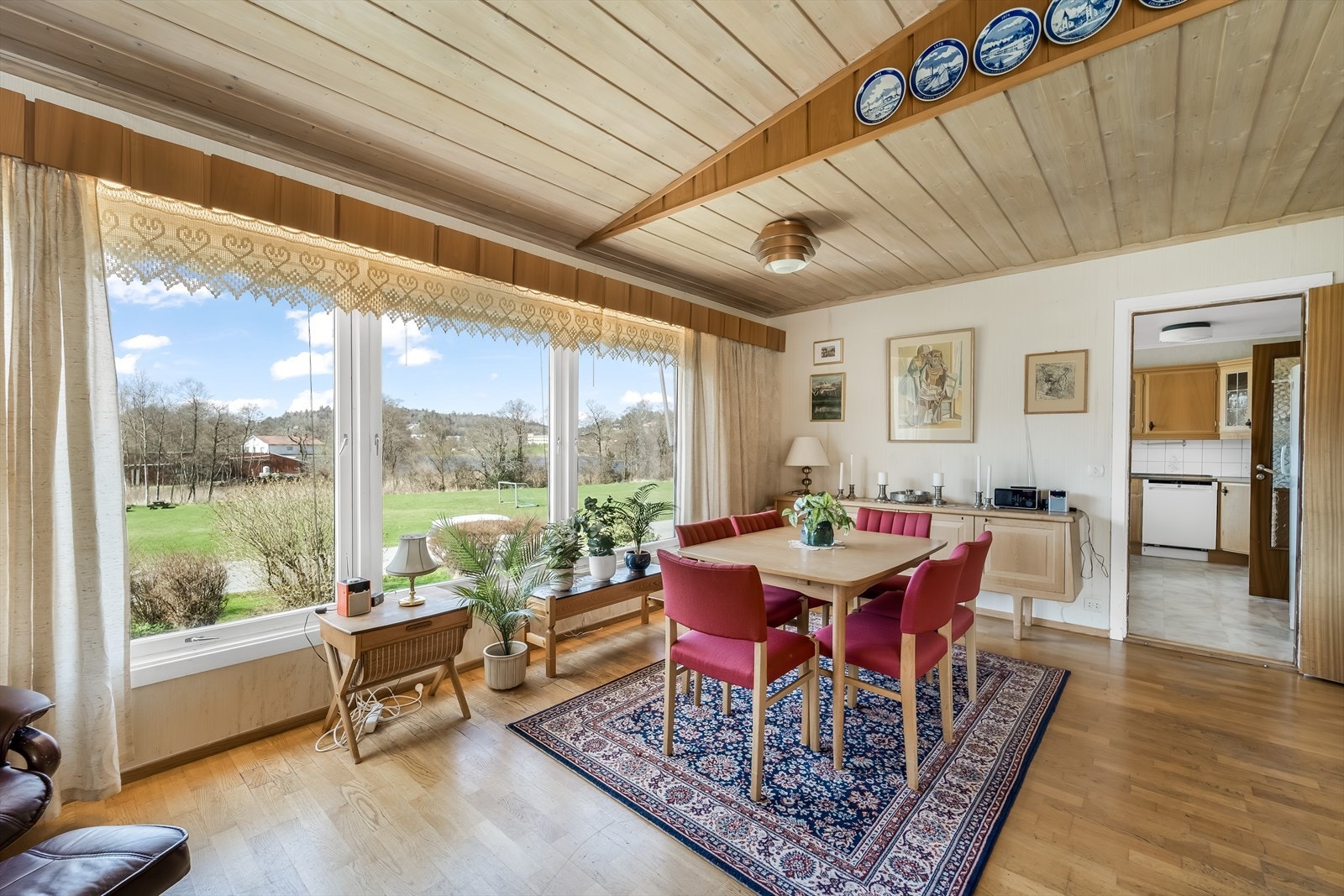 I stua er det gode vindusflater som slipper inn rikelig med naturlig lys Galleribilde