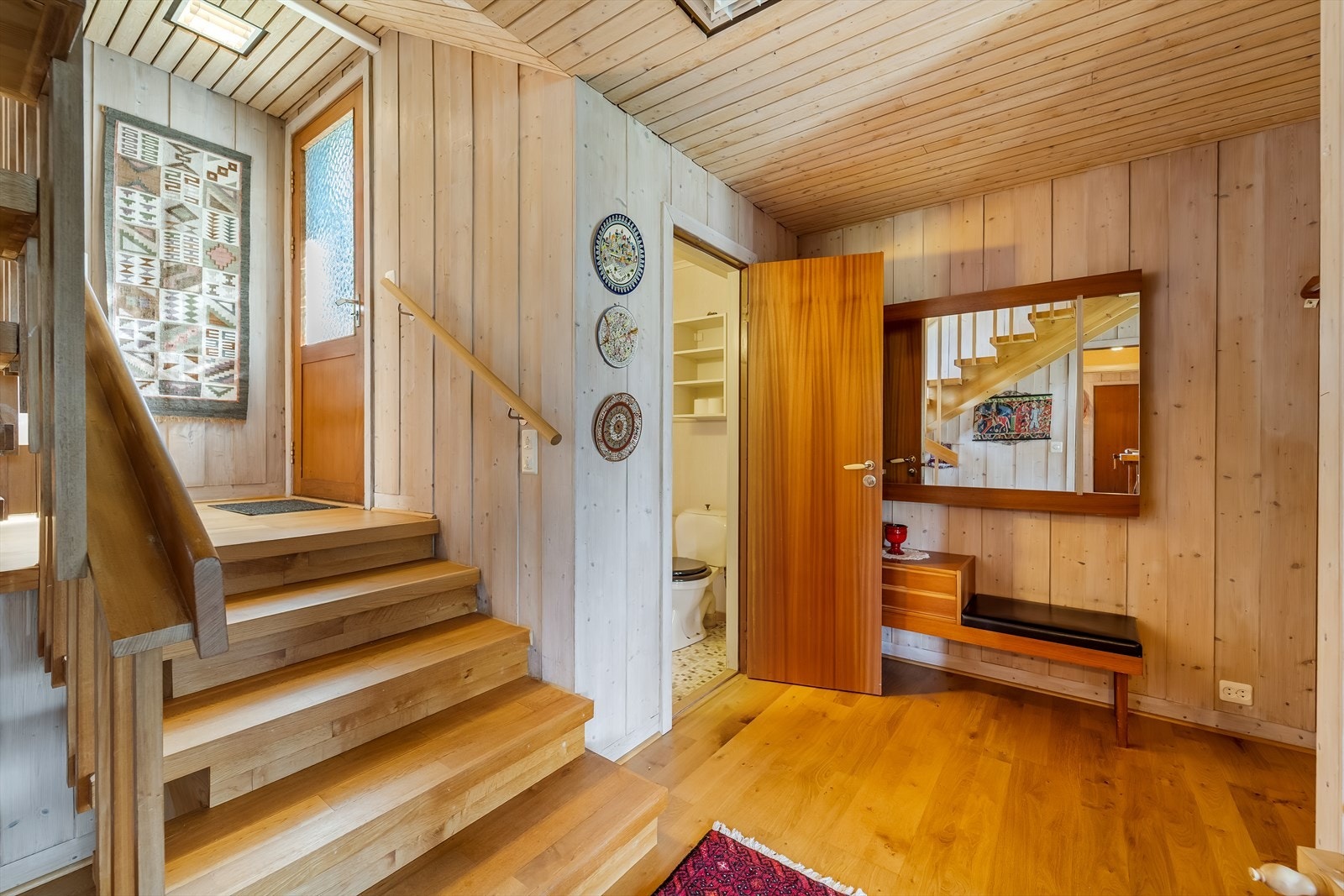 Boligen har split level opp til garasje og vaskerom. Galleribilde