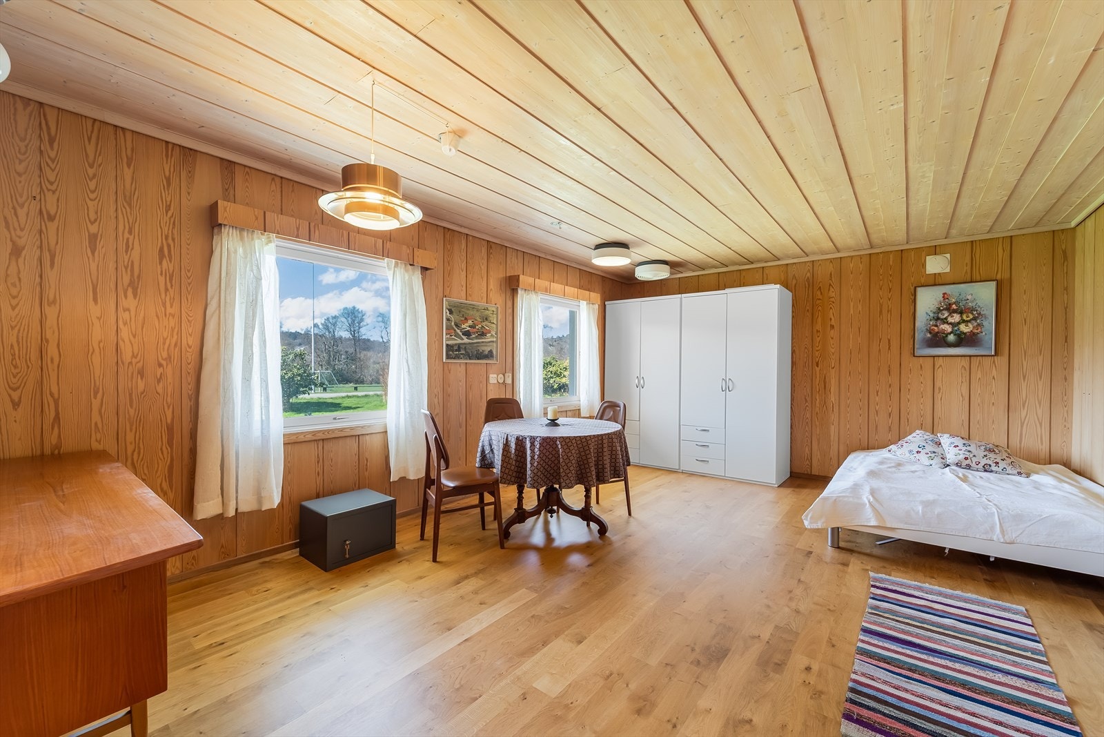 Stue i underetasjen med flere bruksmuligheter. Galleribilde
