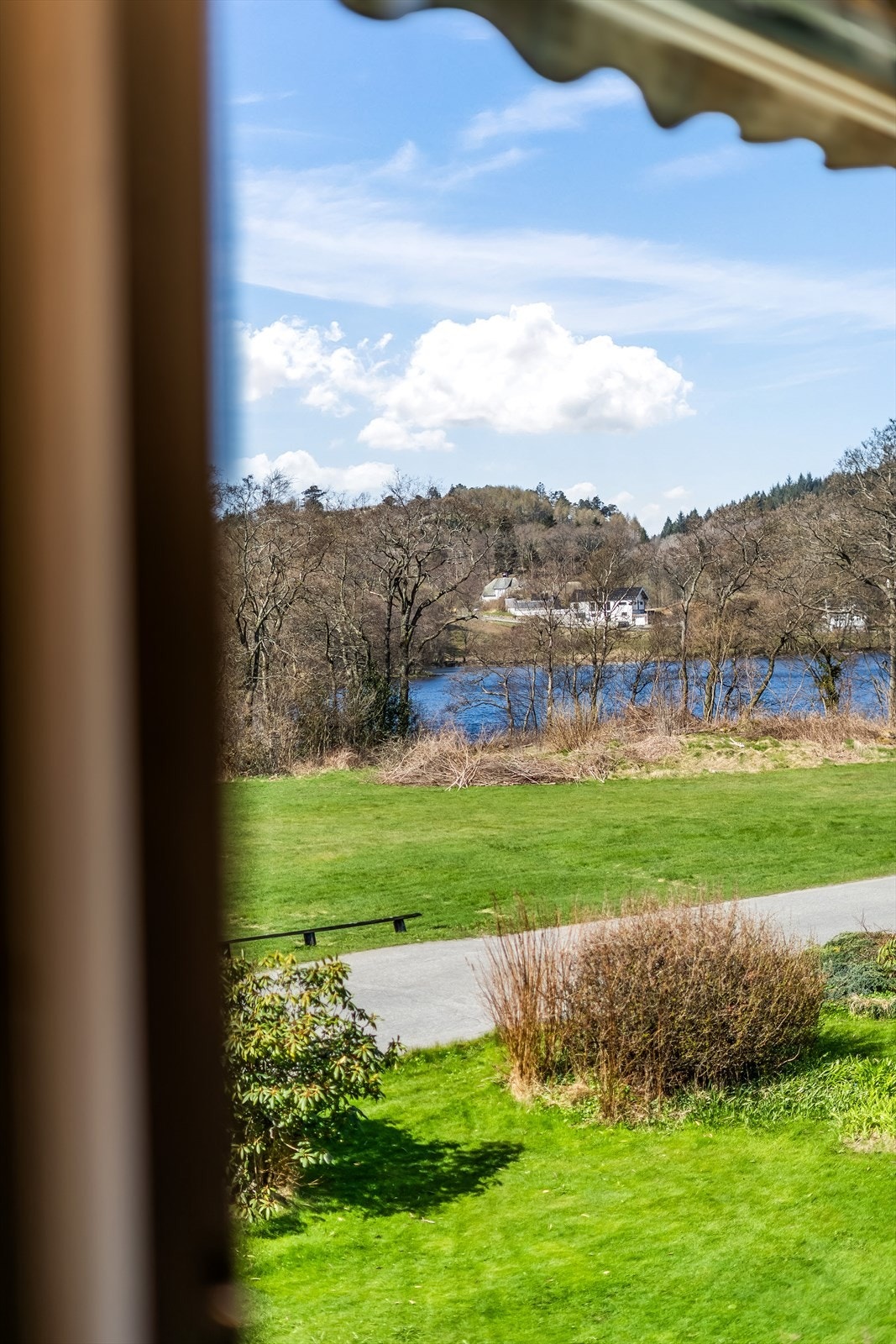 Fra stua har man utsikt mot Prestvannet. Galleribilde