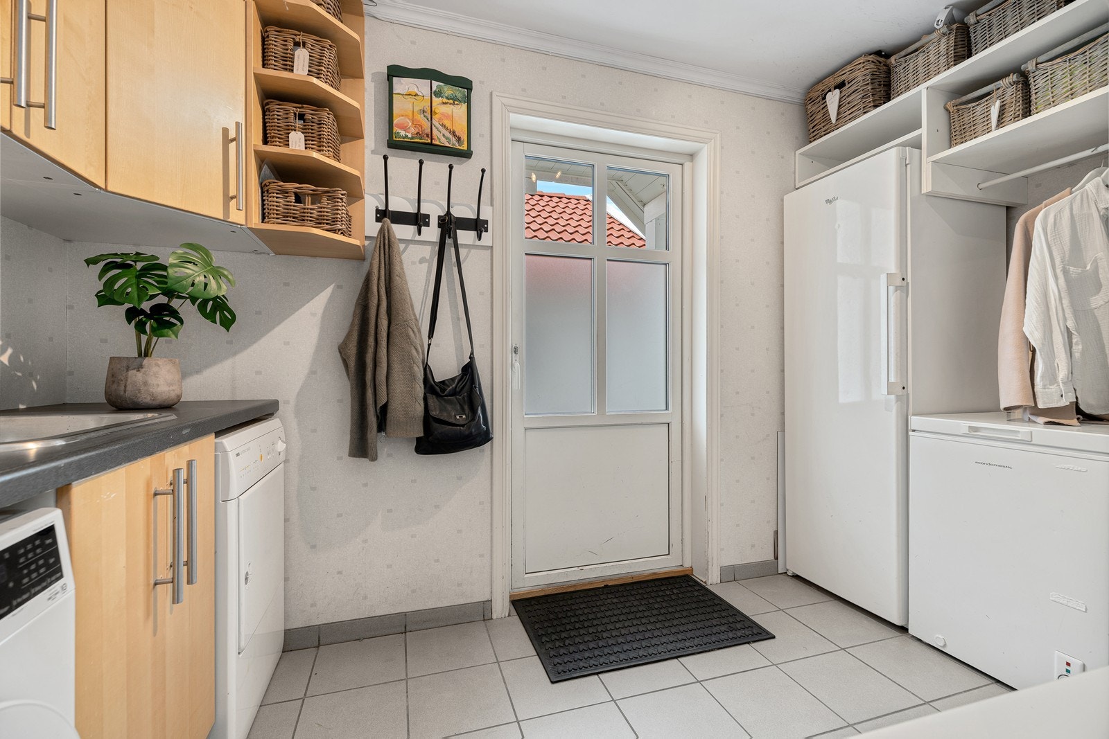Praktisk vaskerom/bod med egen inngang - perfekt for å unngå søle gjennom resten av boligen! Galleribilde
