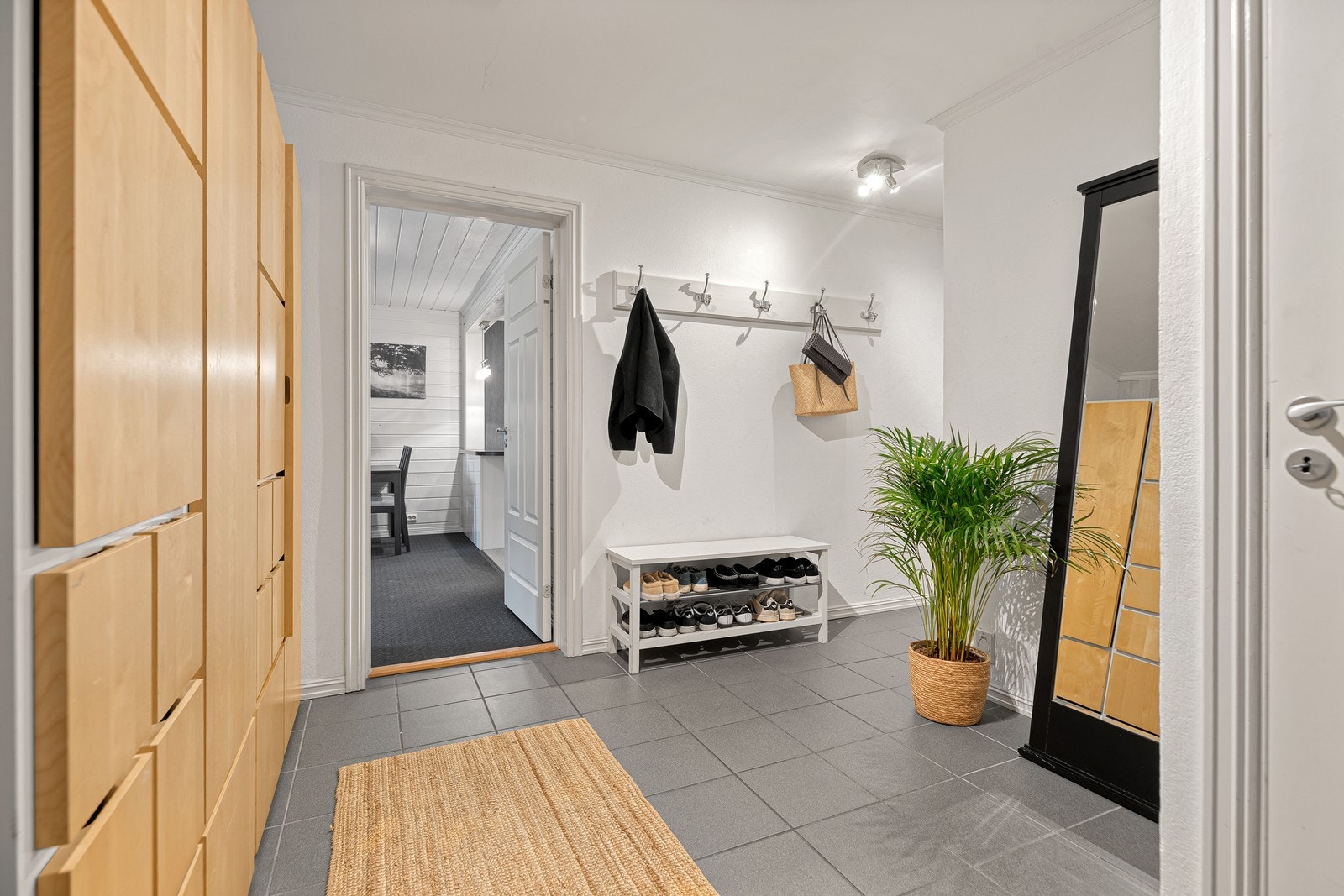 Praktikantdel har romslig inngangsparti med god plass til oppbevaringsmuligheter Galleribilde