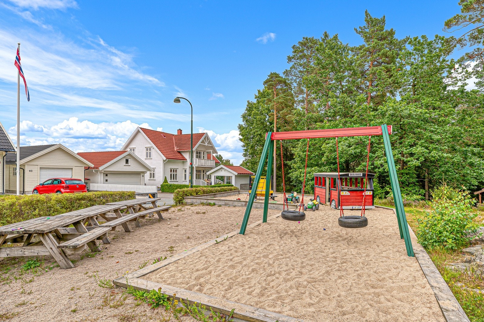 Lekeplass like ved bolig Galleribilde
