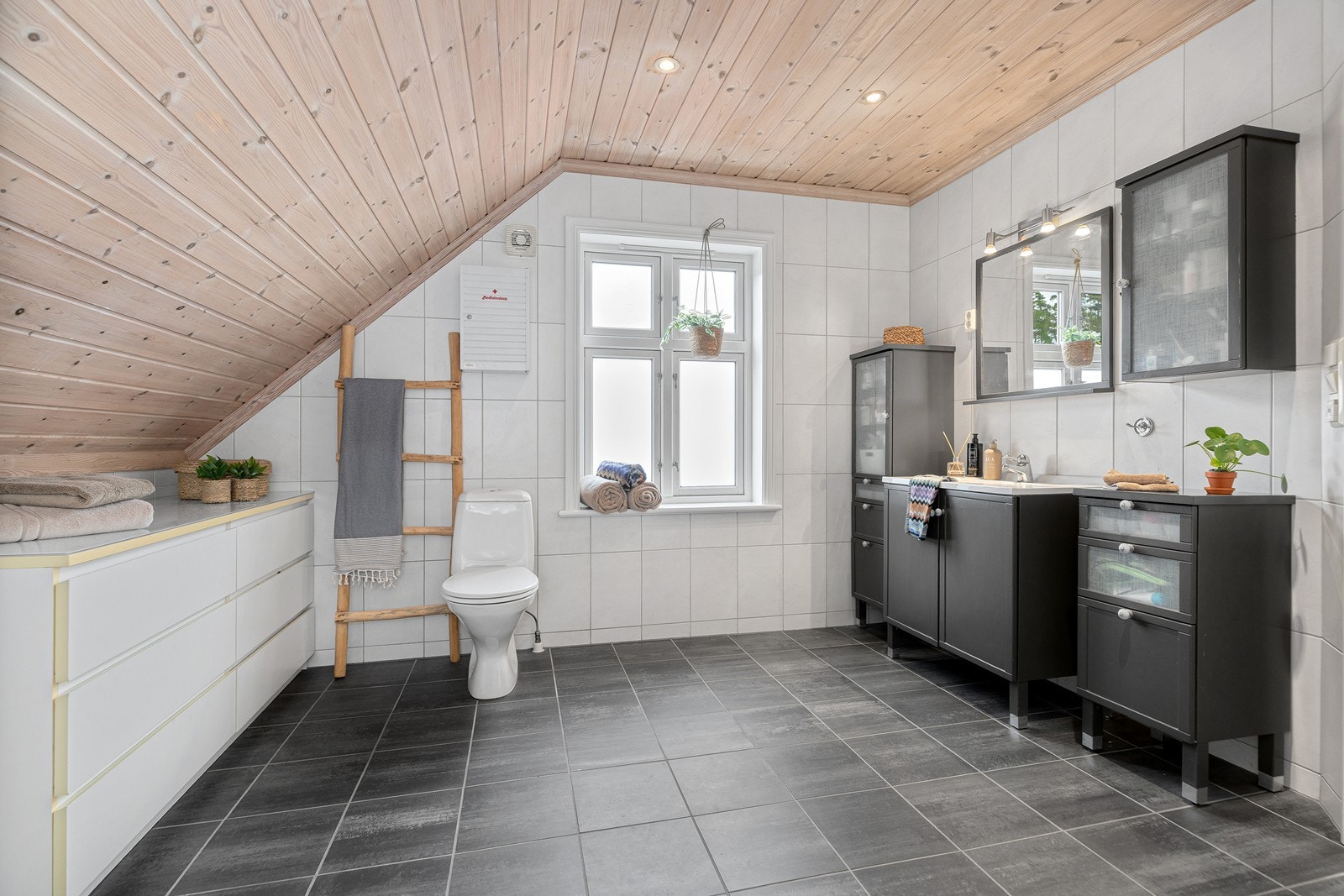 Det har tidligere vært installert badekar, noe som enkelt kan reverseres ved behov Galleribilde