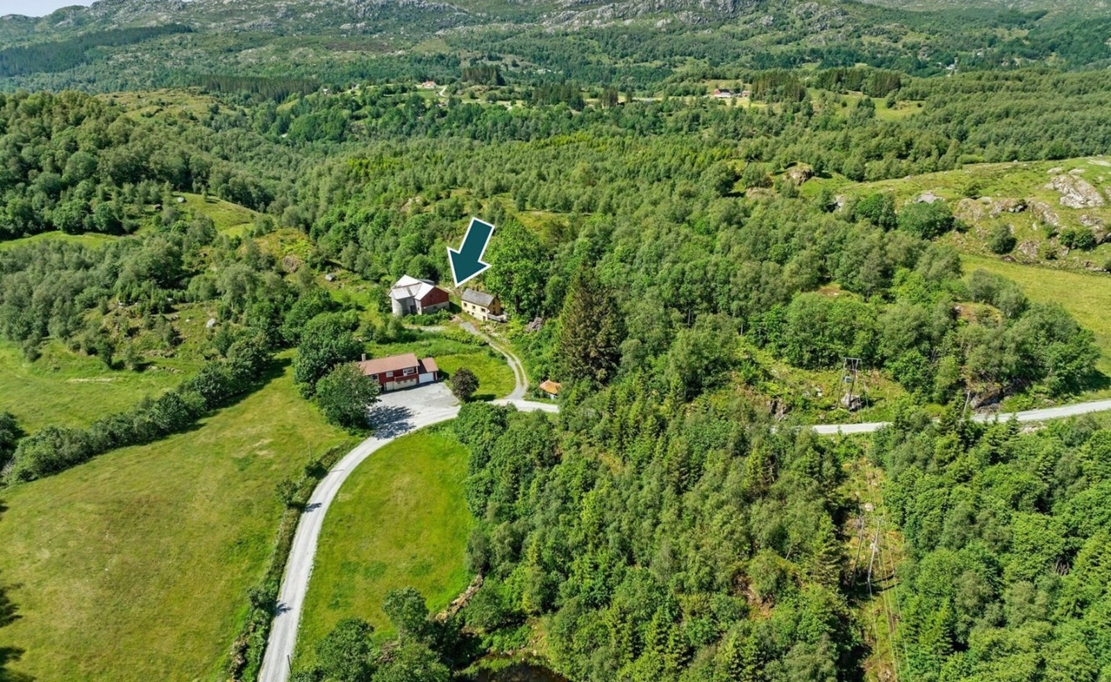 Eldre gårdsbruk i naturskjønne og landlige omgivelser med våningshus og driftsbygning. Galleribilde
