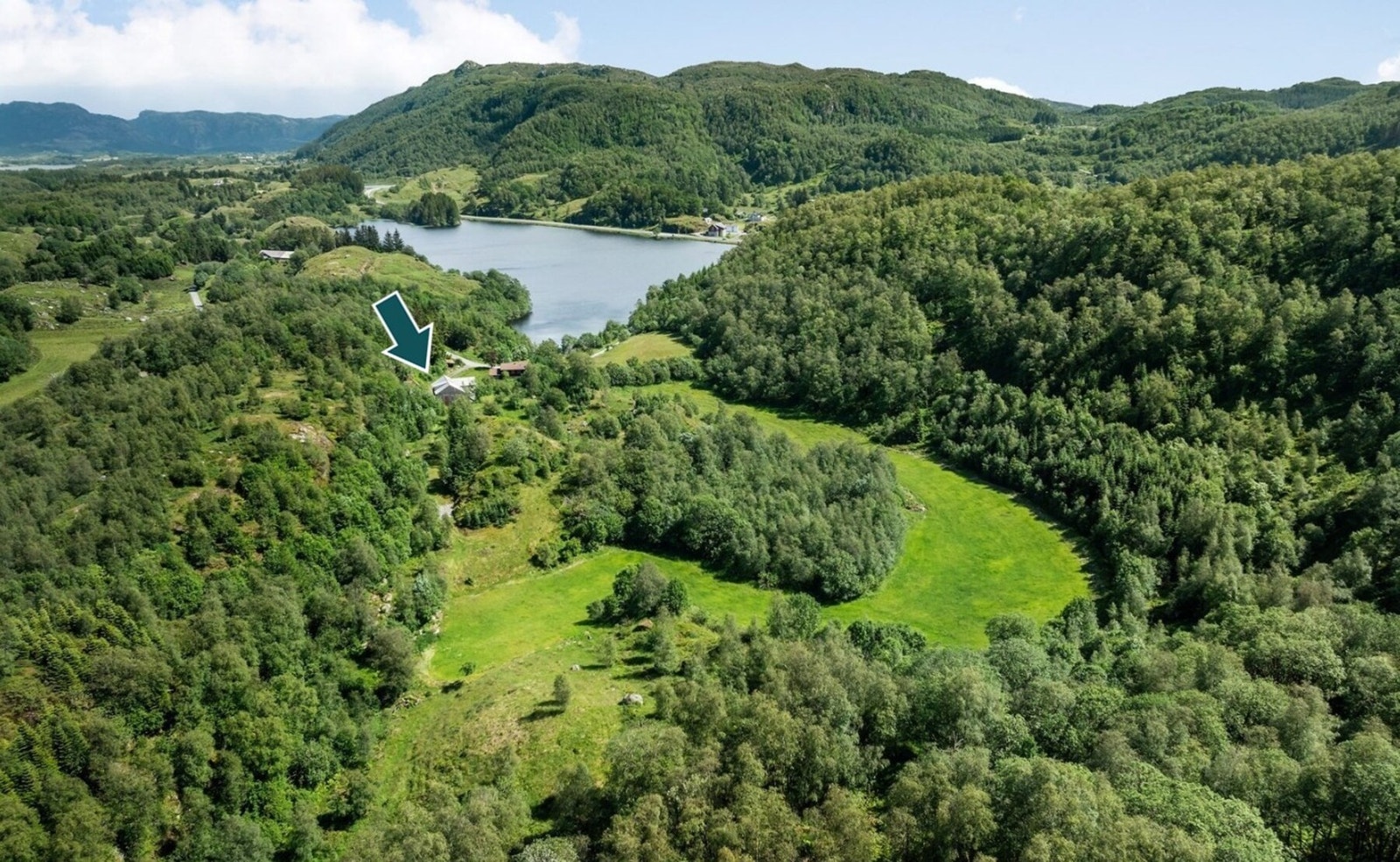 Gården består bla. av 16 daa dyrket jord, 19 daa beite og 87 daa skog. Galleribilde