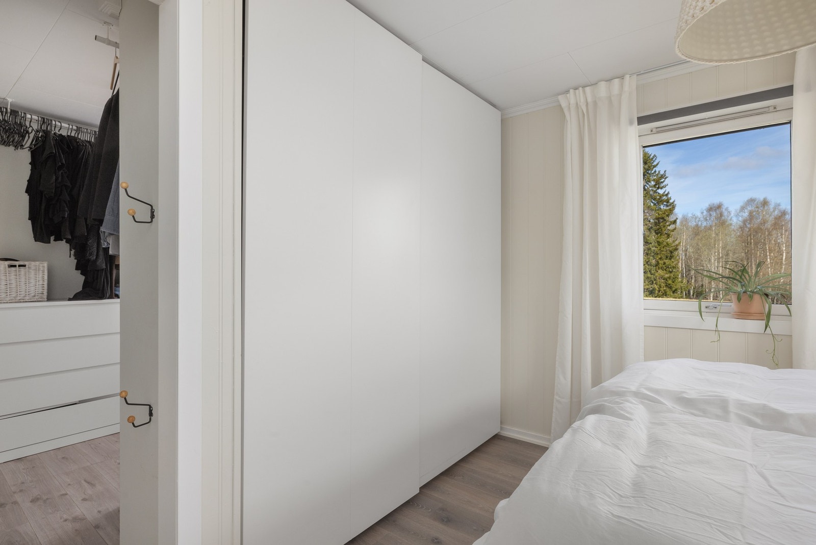 Det er godt med garderobeplass på soverommet. Galleribilde