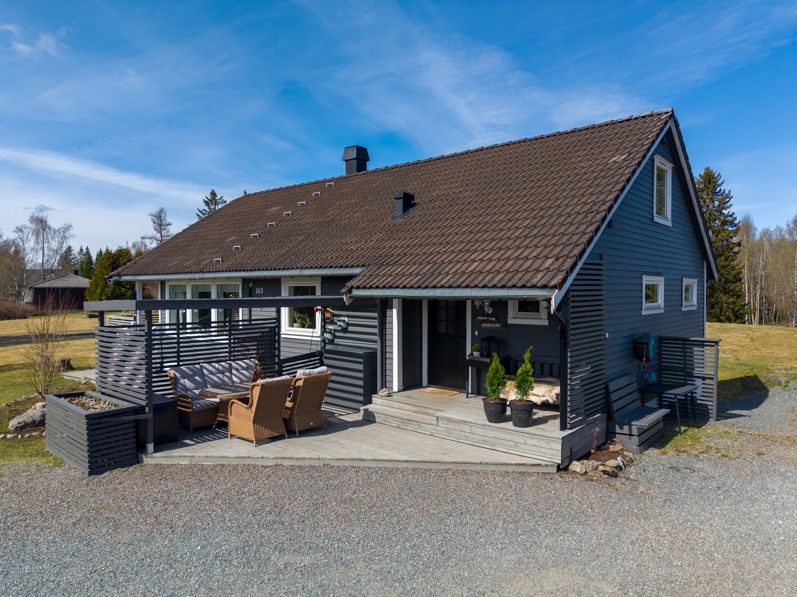 Fra eiendommen er det kort vei til både skole, barnehage, servicetilbud og friluftsområder. Galleribilde