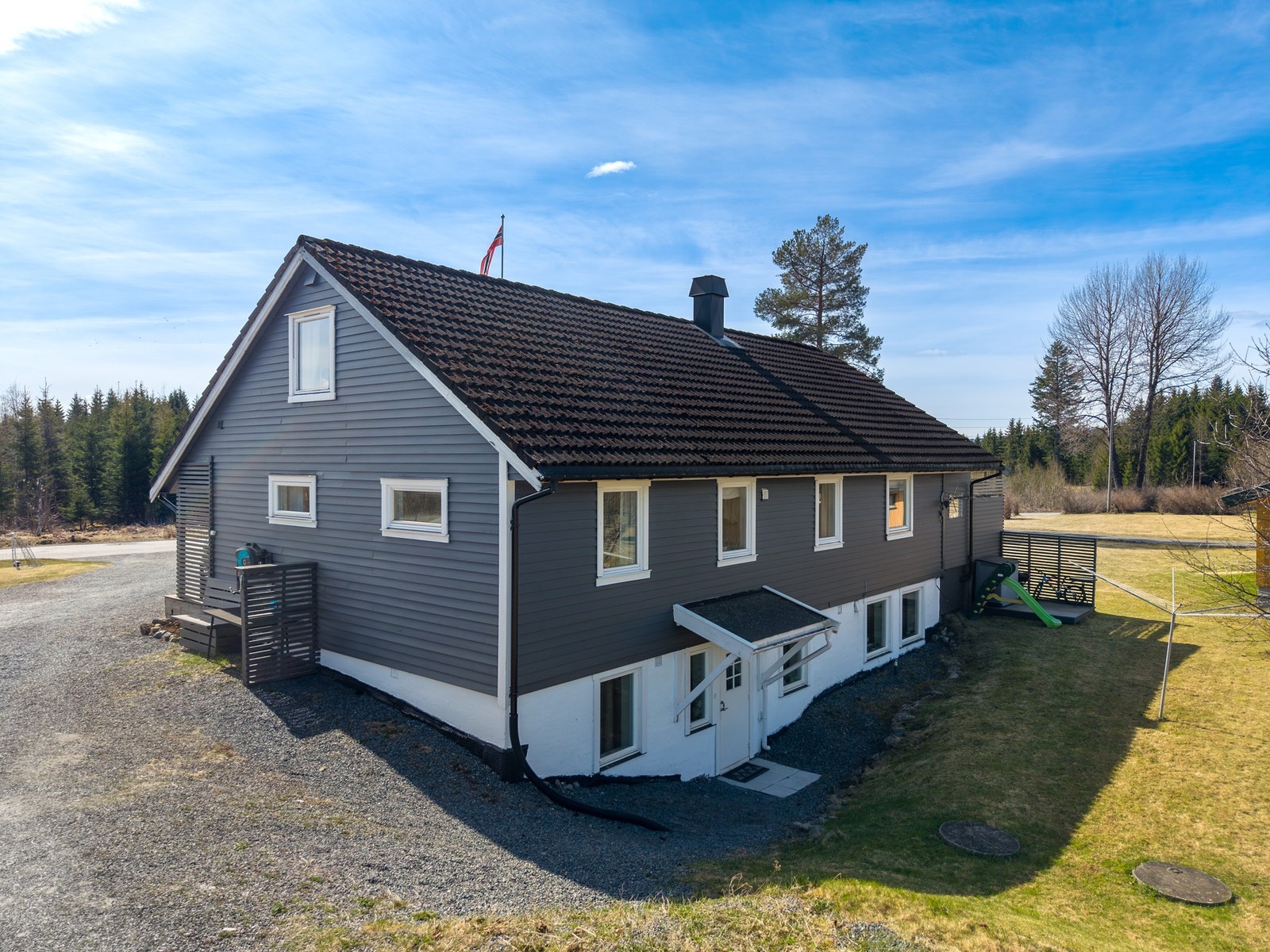 Romslig gårdsplass med gode parkeringsmuligheter på egen tomt. Galleribilde