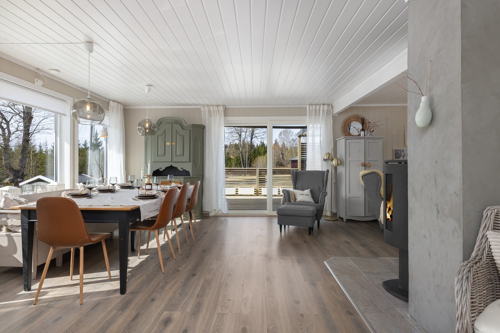 Fra stue er det utgang til en svært romslig og solrik utplass. Galleribilde