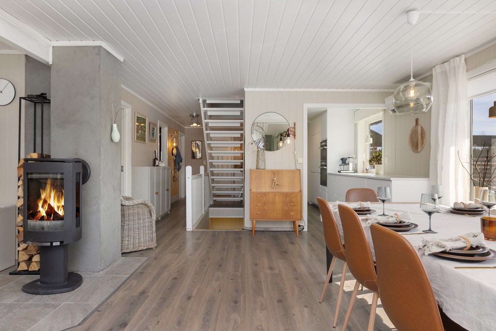 Boligen varmes opp med både elektrisitet og ved. Fyr i ovnen på kalde kvelder bidrar til en ekstra hyggelig stemning. Galleribilde