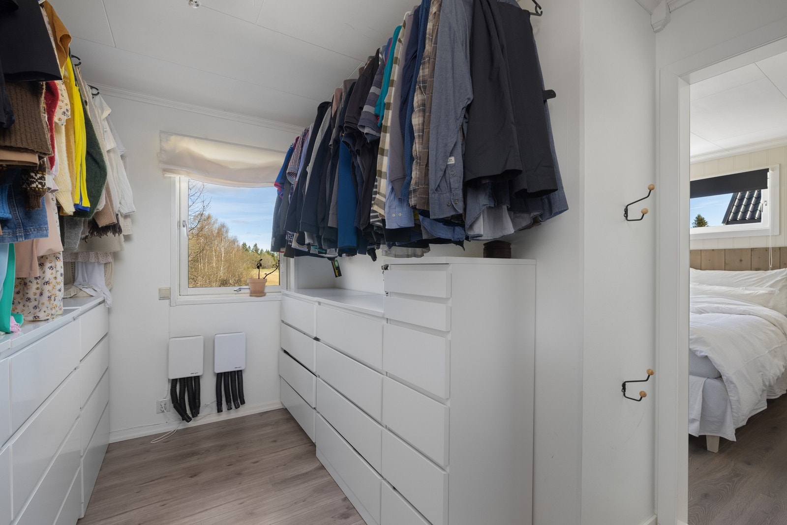 Et av boligens tidligere soverom blir i dag benyttet som walk-in garderobe. Galleribilde