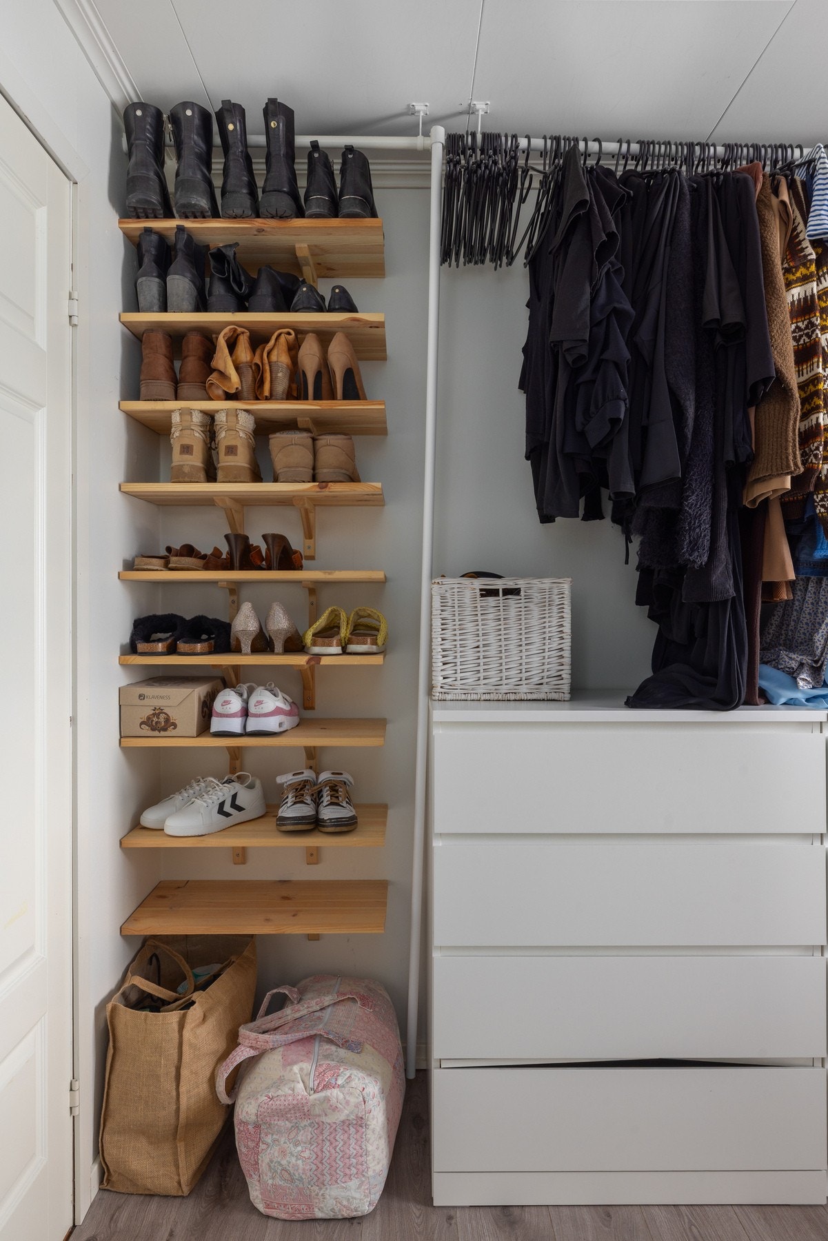 Praktisk walk-in-garderobe gir gode oppbevaringsmuligheter. Galleribilde