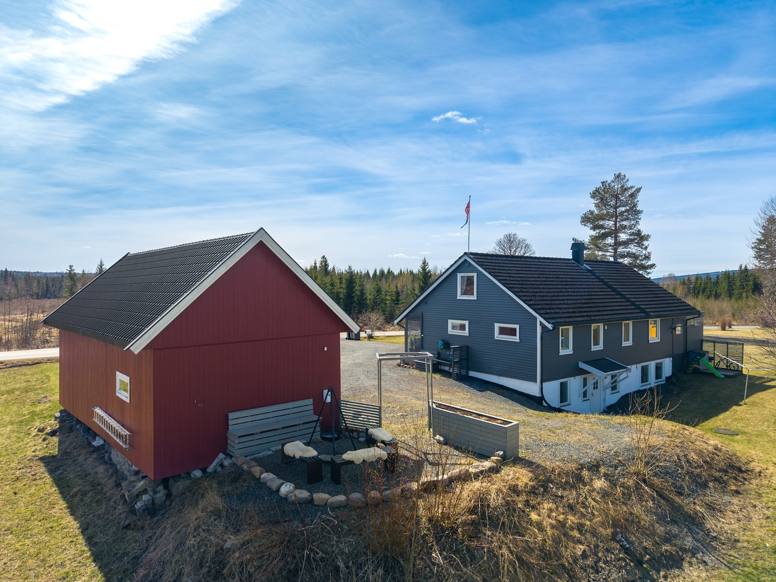 Stor og romslig tomt med gode muligheter for lek, hobby og rekreasjon. Galleribilde