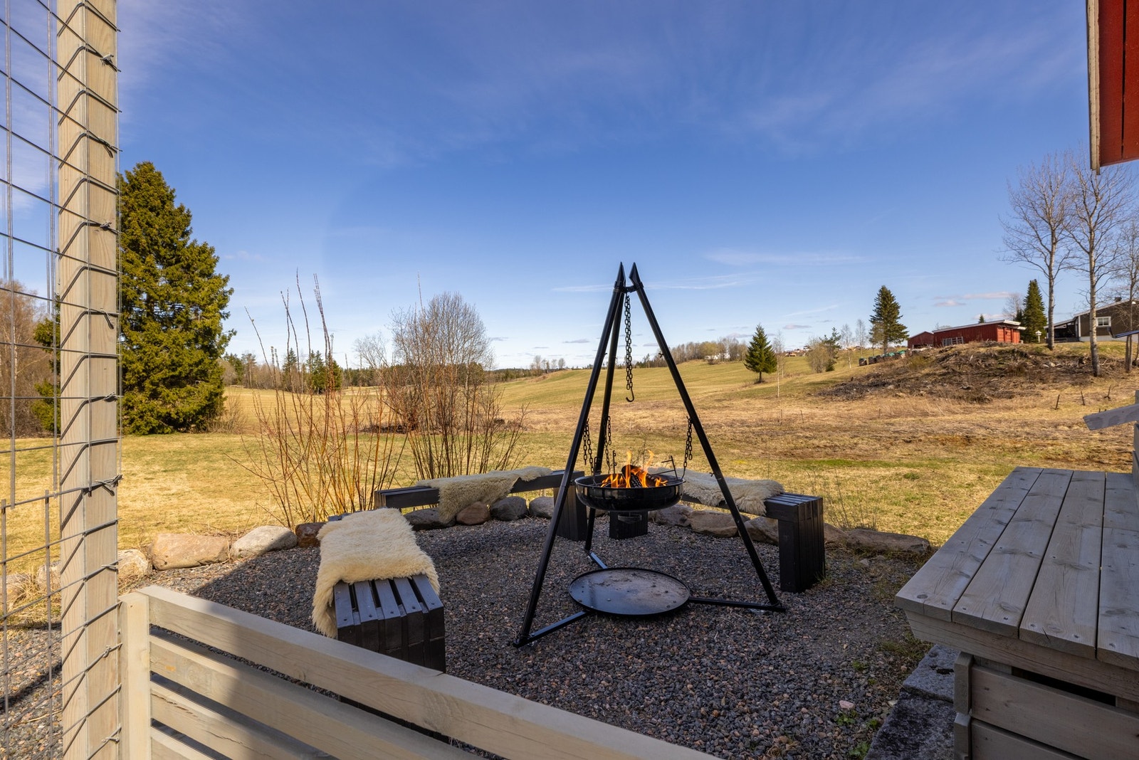 Hyggelig grillplass etablert ved uthuset. Galleribilde