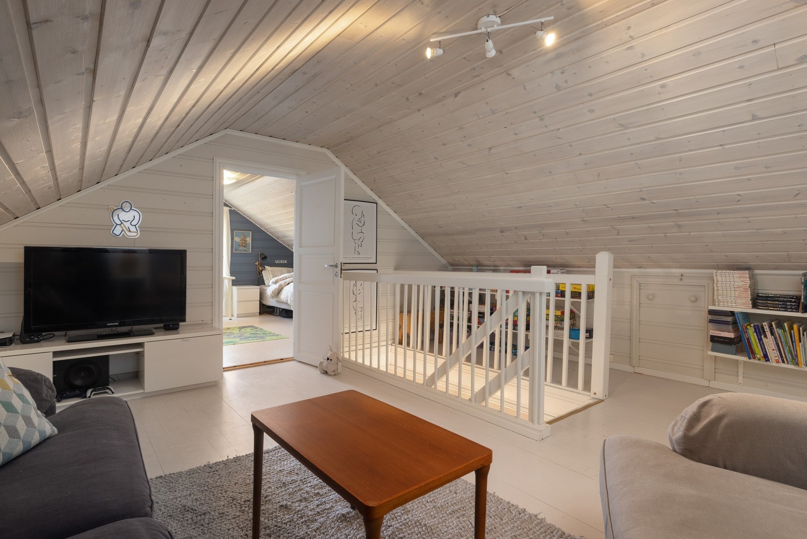 Du kommer opp i en hyggelig loftstue. Galleribilde