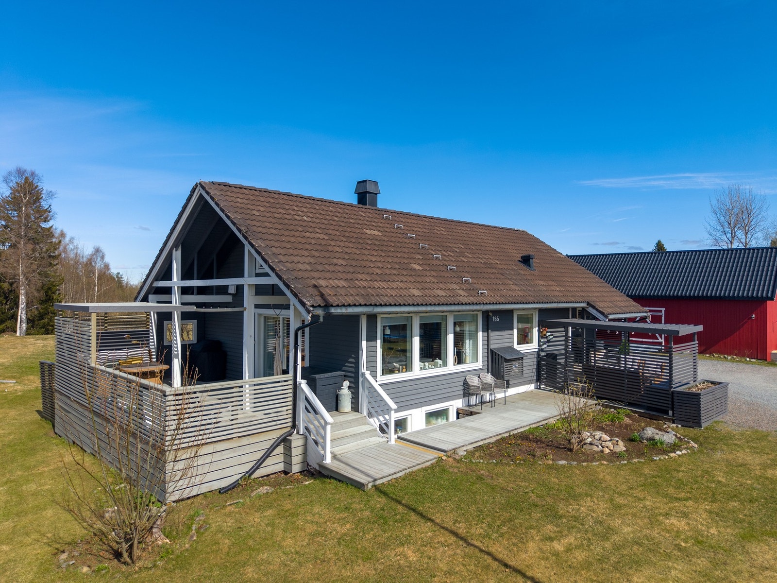 Eiendommen har flere fine uteplasser så her kan få med deg hele solgangen på varme sommerdager. Galleribilde