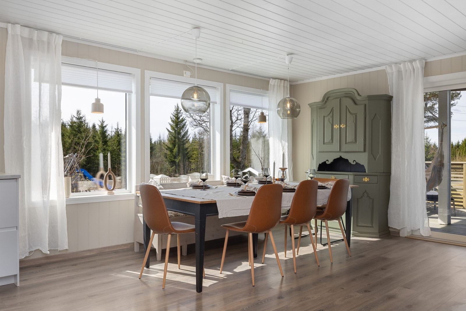 Spisestuen har god plass til større sammenkomster og sosiale kvelder. Galleribilde