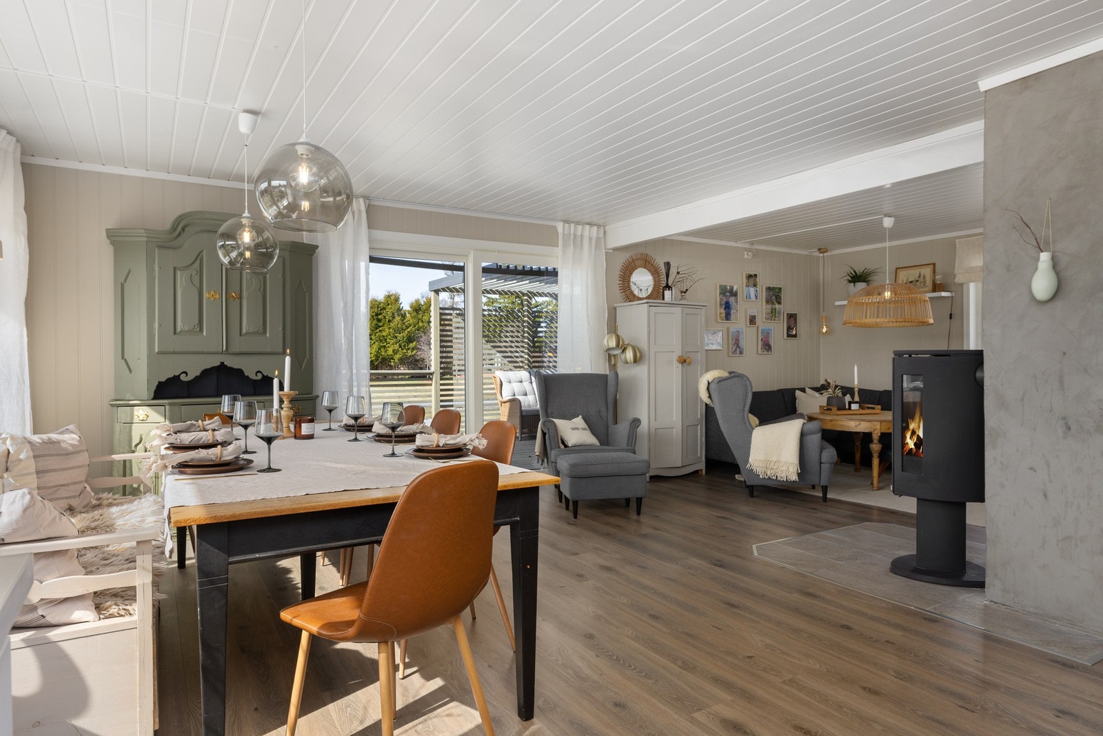 Lys og hyggelig stue med god plass til både sofagruppe og spisebord. Galleribilde
