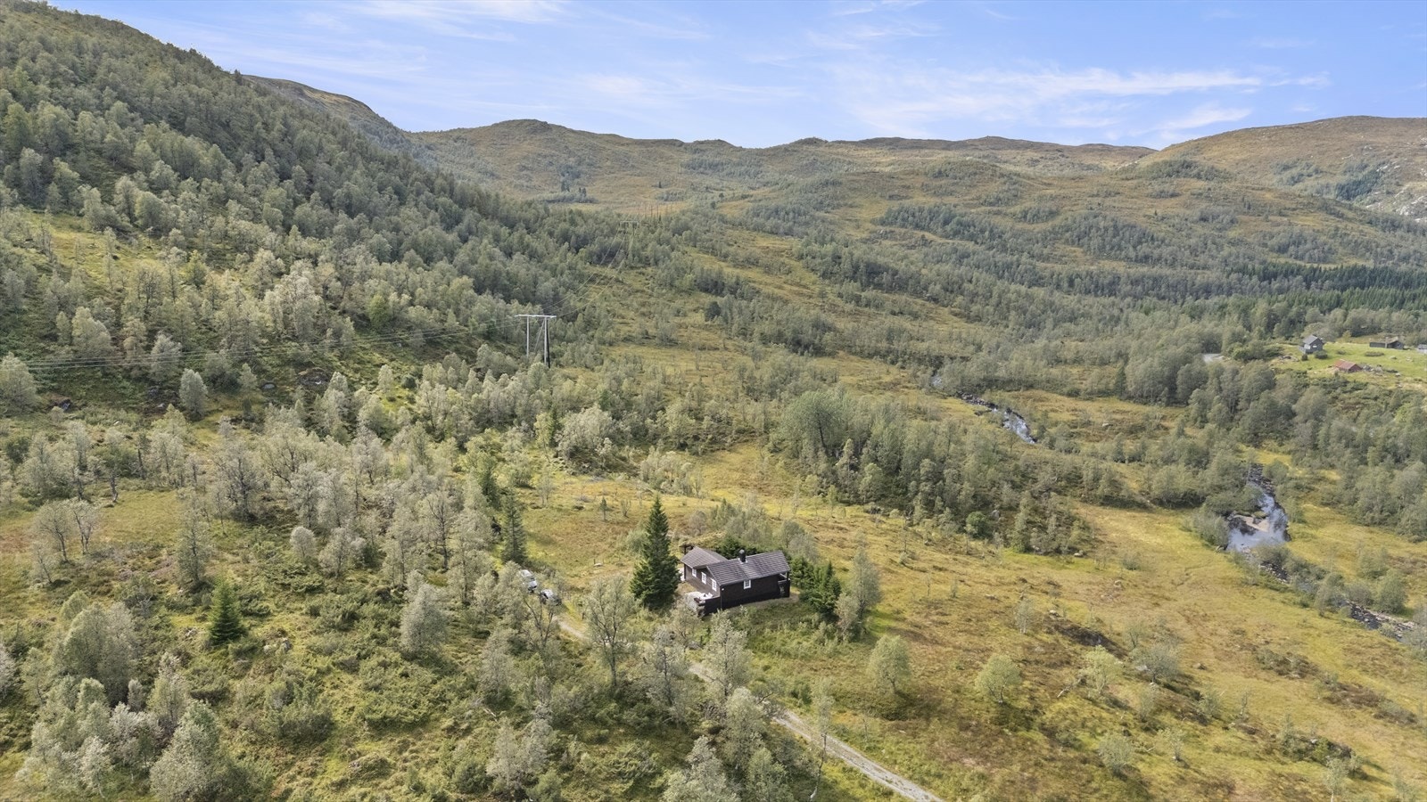 Eigedomen ligg fritt og fint til i fjellområde Bjørvikestølen i Sunnfjord kommune Galleribilde