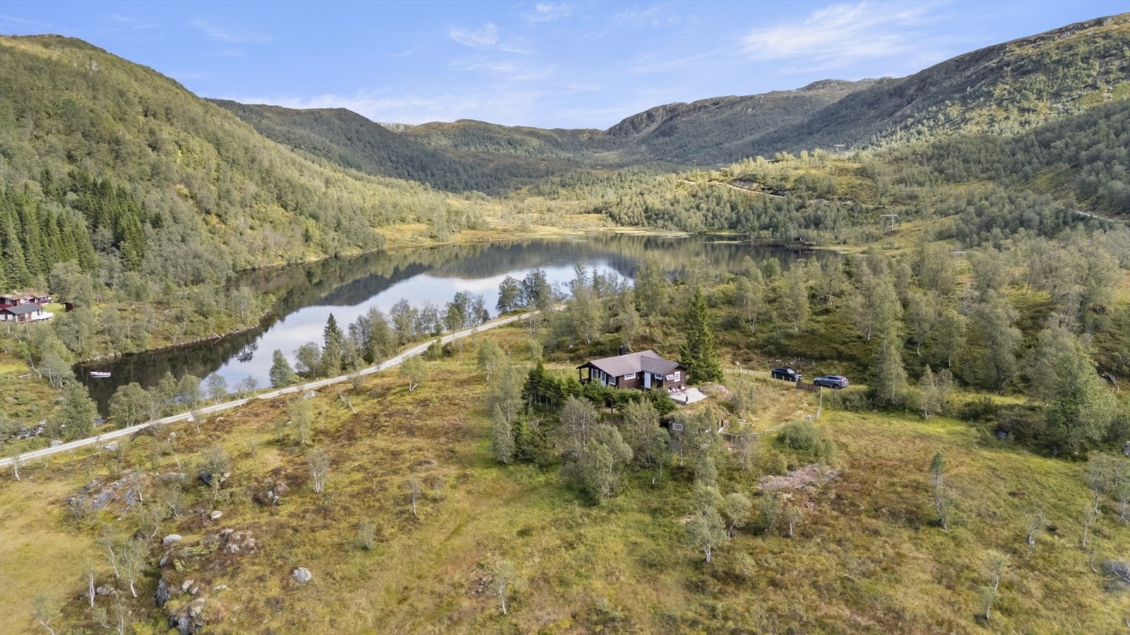 Eigedomen ligg fint til i stølsområde i fjellet over Dalsfjorden i Sunnfjord kommune Galleribilde