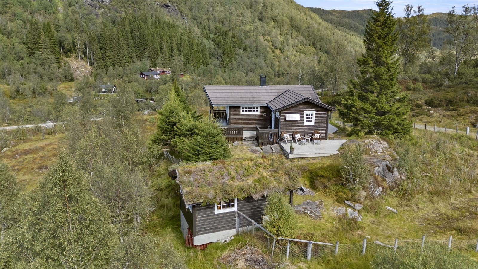 På tomta er det oppført eit uthus som er innreda med utedo og vedbod Galleribilde