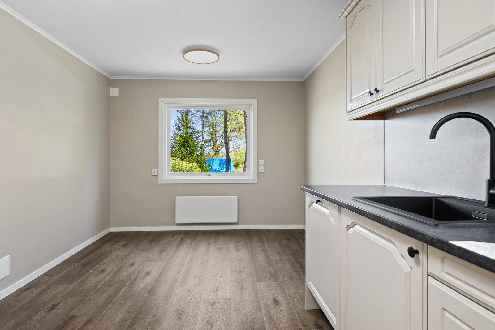 Hyggelig krok med plass til frokostbord ved vinduet. Galleribilde
