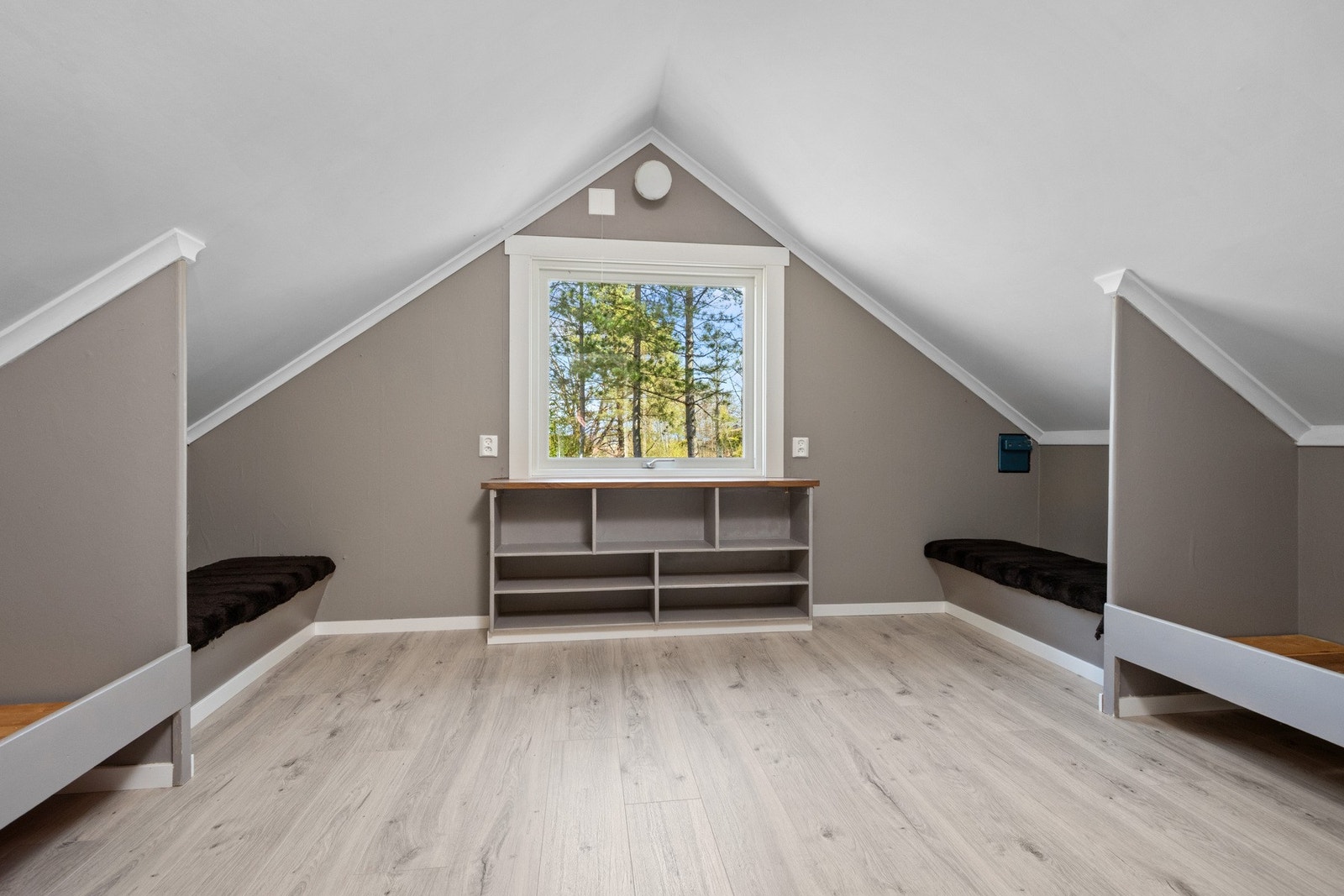 Trivelig rom med god plass til senger og lagringsmuligheter. Galleribilde