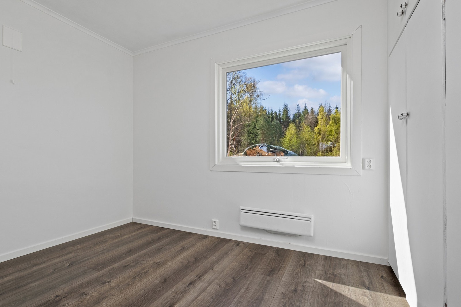 Soverom 2 - Lyst rom med plass til seng, skrivebord eller garderobe. Galleribilde
