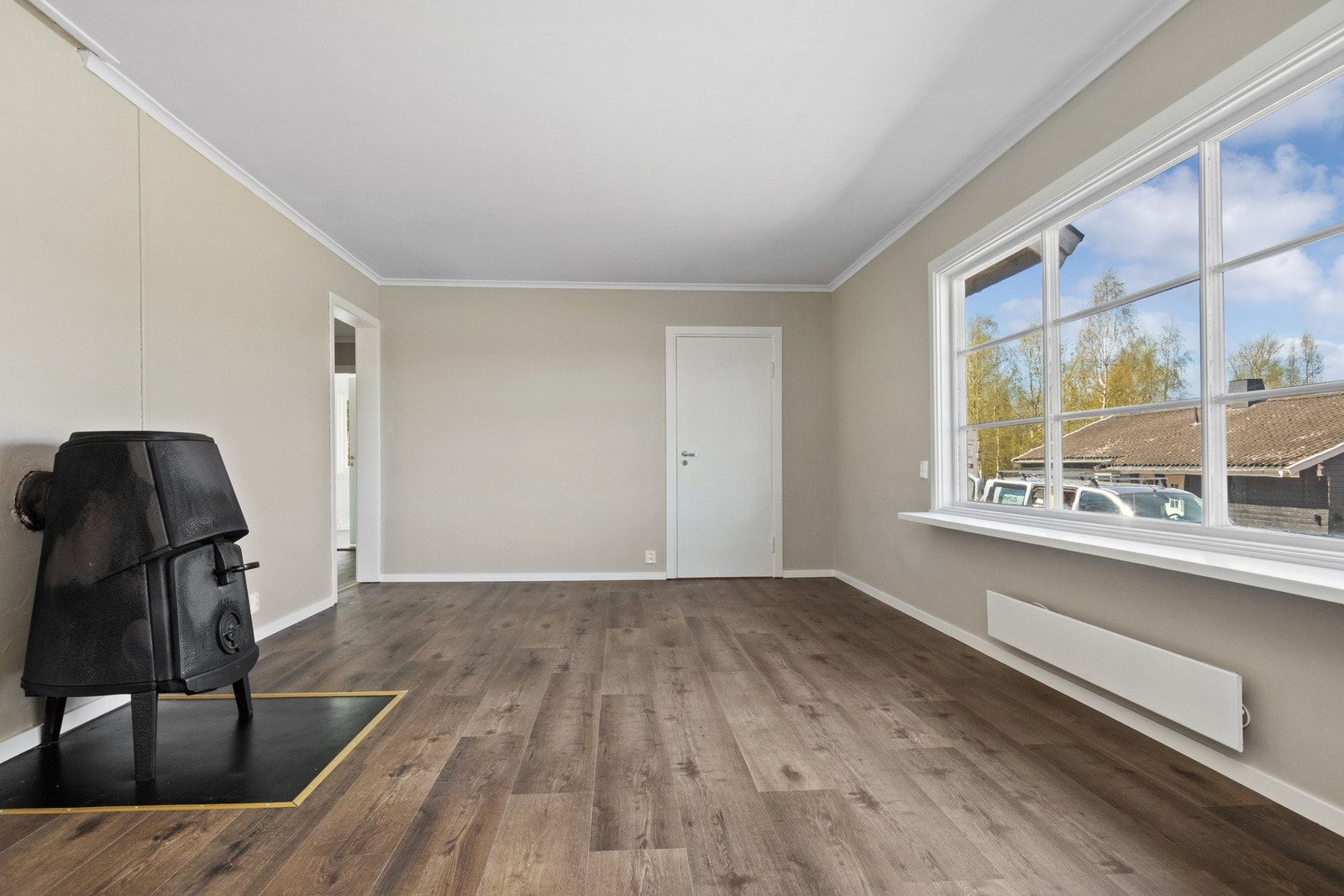 Store vinduer gir flott utsyn og slipper inn rikelig med dagslys. Galleribilde