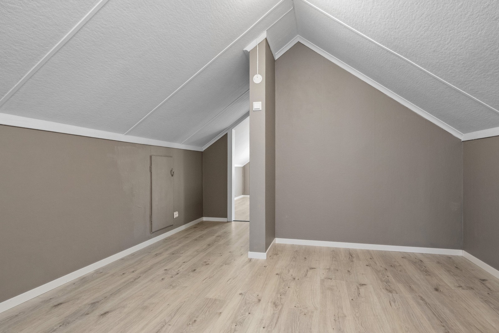 Praktisk rom med skråtak, egnet som ekstra oppholdsrom. Galleribilde