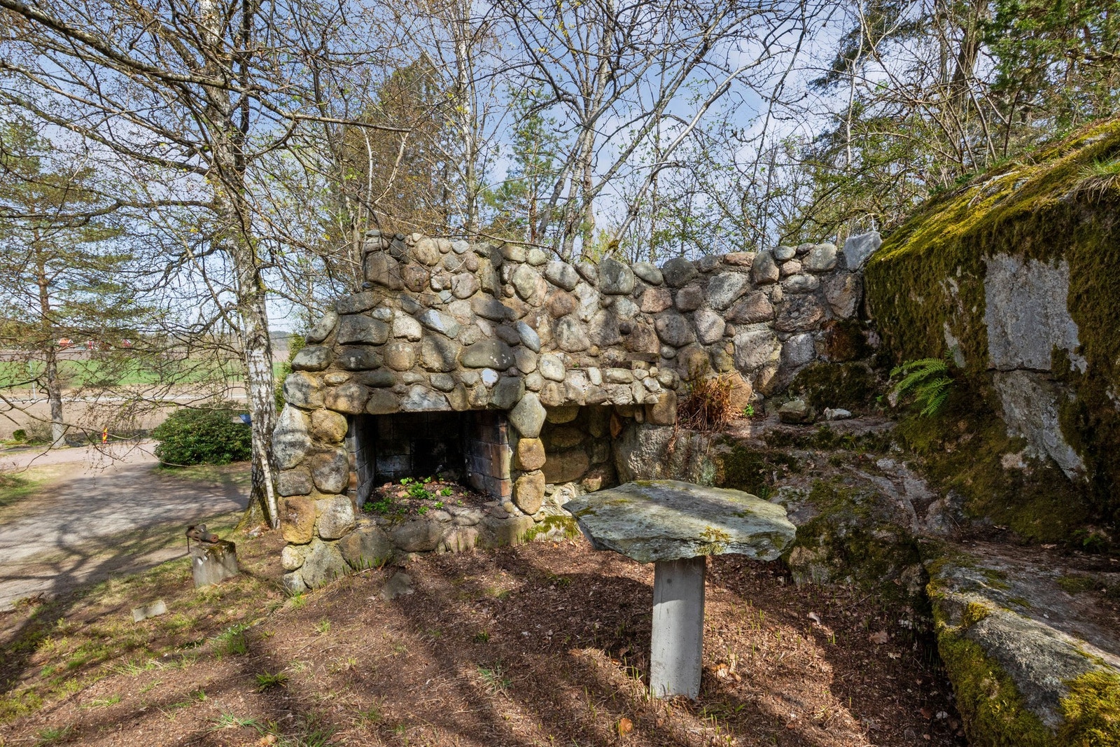 Sjarmerende, gammel utepeis som setter preg på hagen. Galleribilde