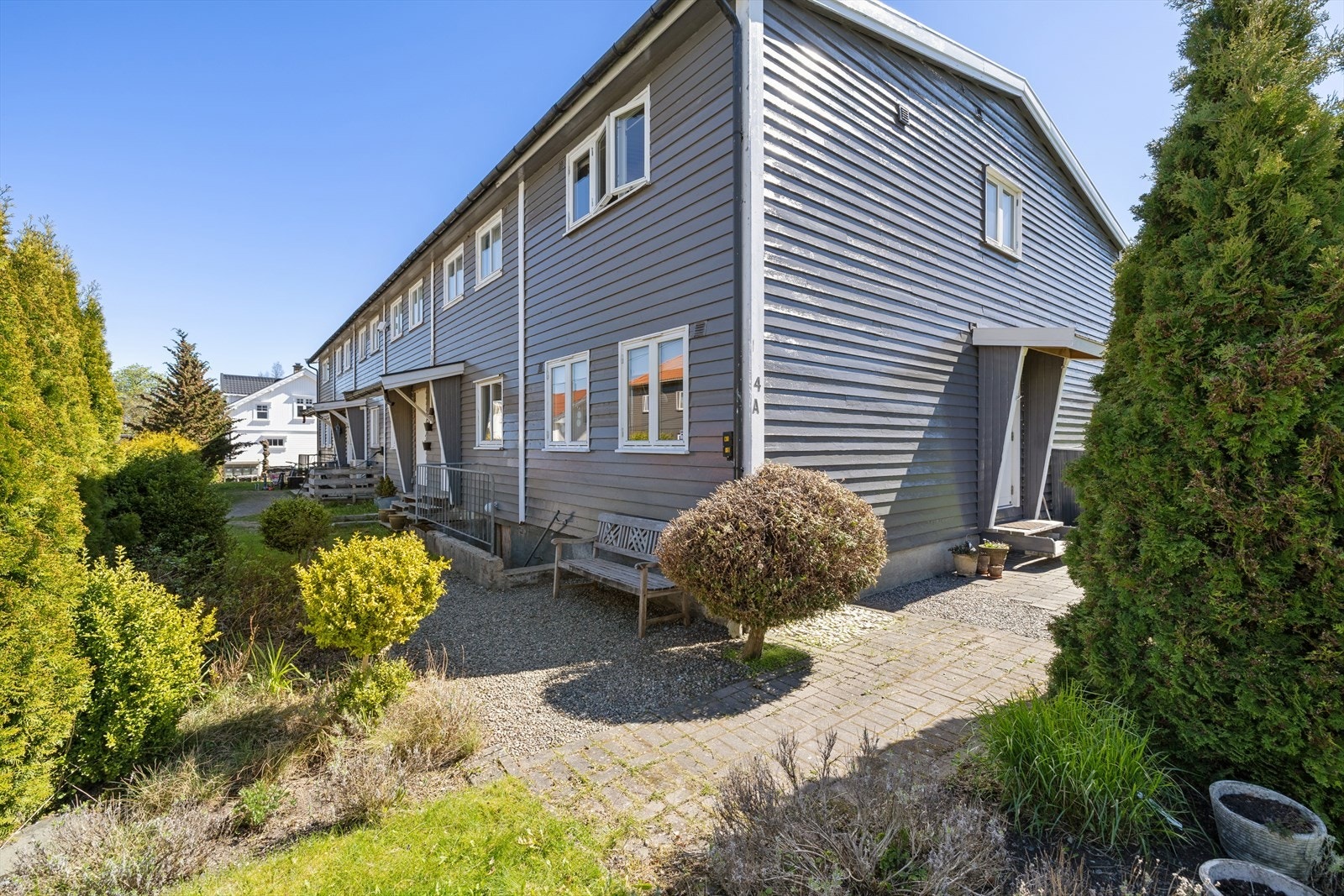 Man har inngang til boligen både via kjeller og 1.etg. Galleribilde