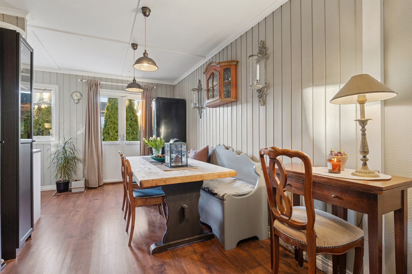 Spisestuen er romslig og gir gode muligheter for å innrede etter egne preferanser og behov. Galleribilde