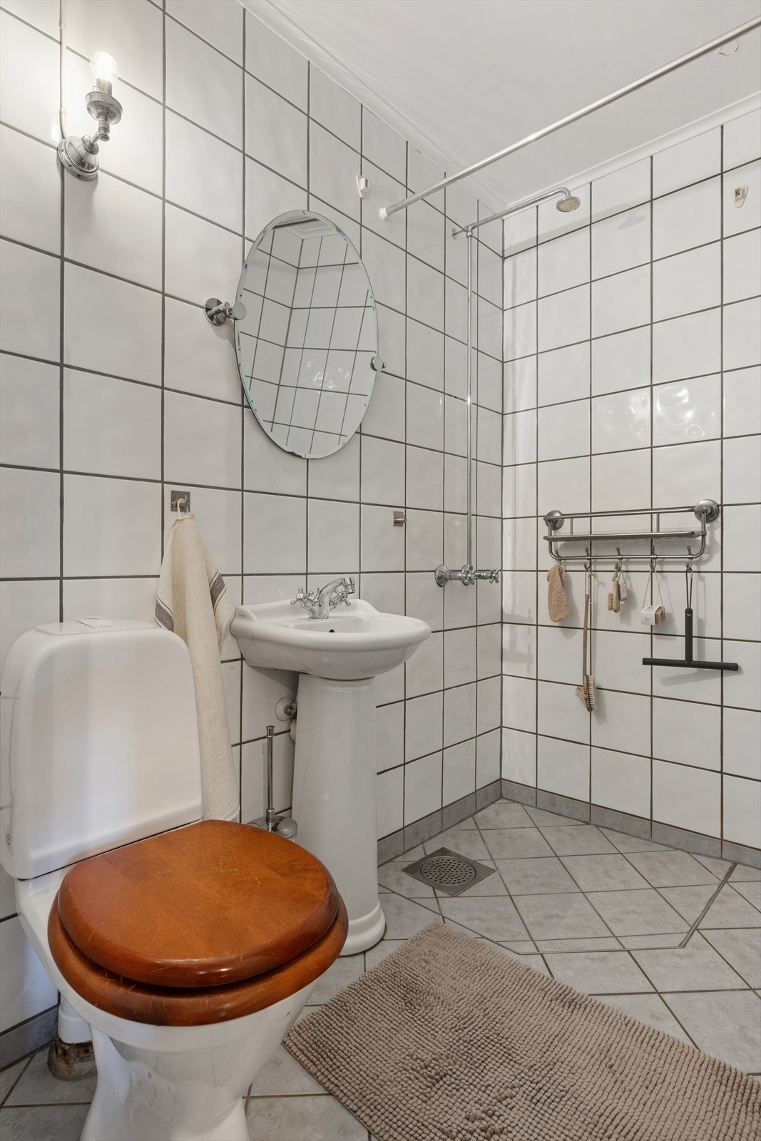 Badet er fra 2002 og har en enkel og funksjonell løsning med alt du trenger for en praktisk hverdag. Galleribilde