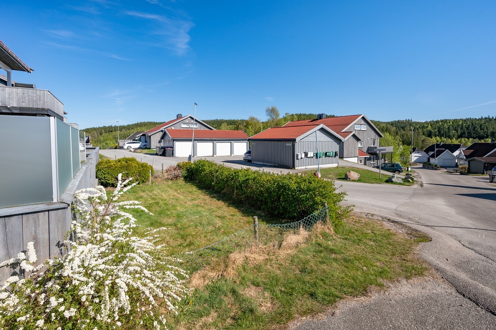Liten, lettstelt hageflekk i front Galleribilde