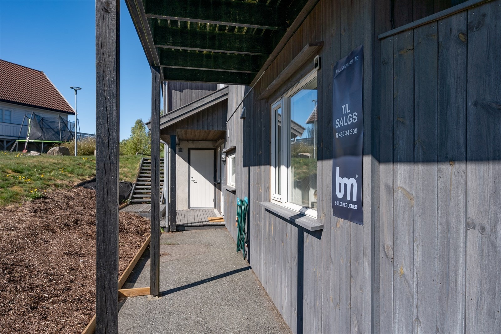 Takoverbygd terrasse og sportsbod på 5 kvm ved leilighetens inngangsparti Galleribilde