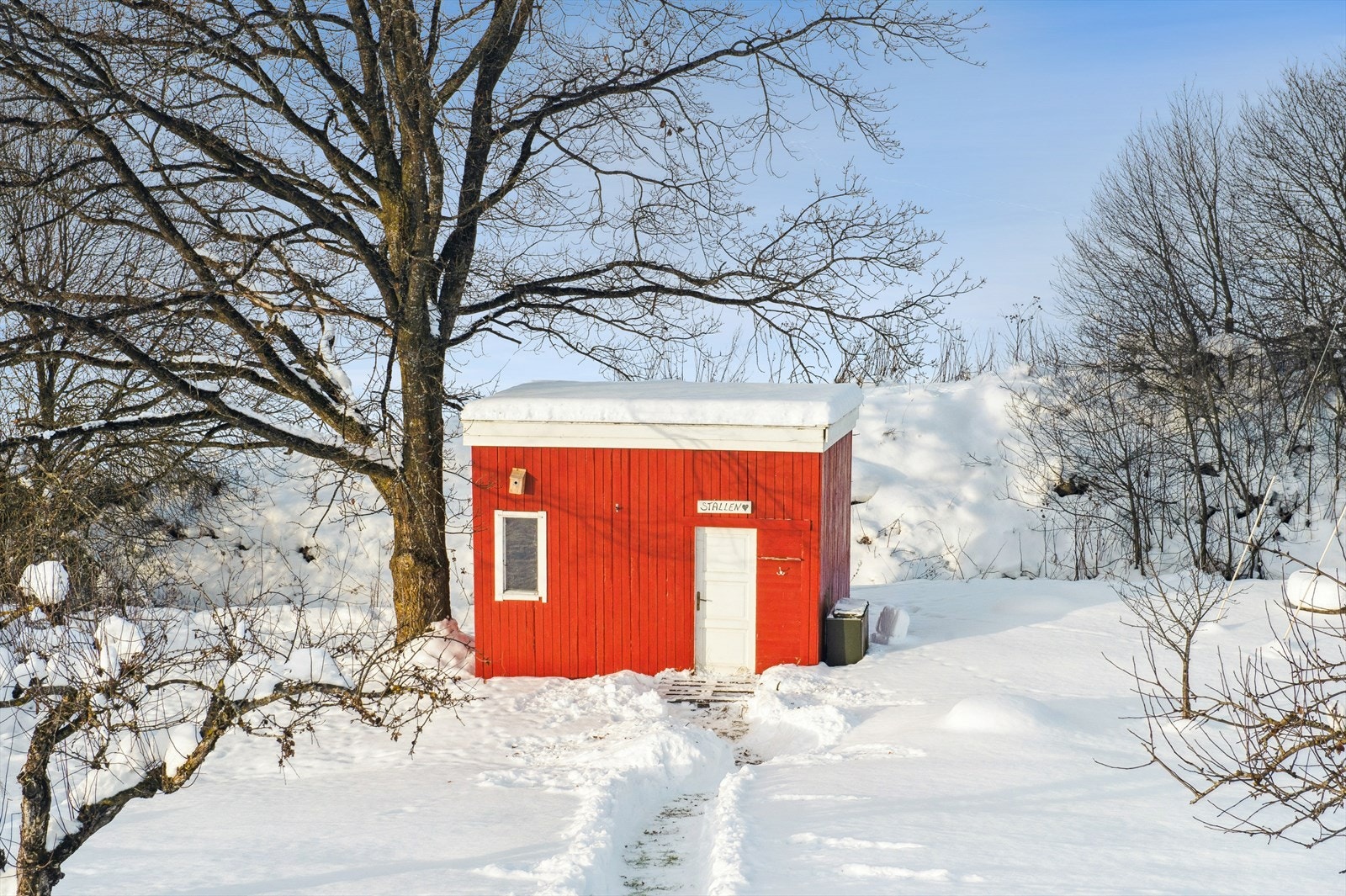 På tomten finnes også et mindre uthus, ideelt for hageredskaper. Galleribilde