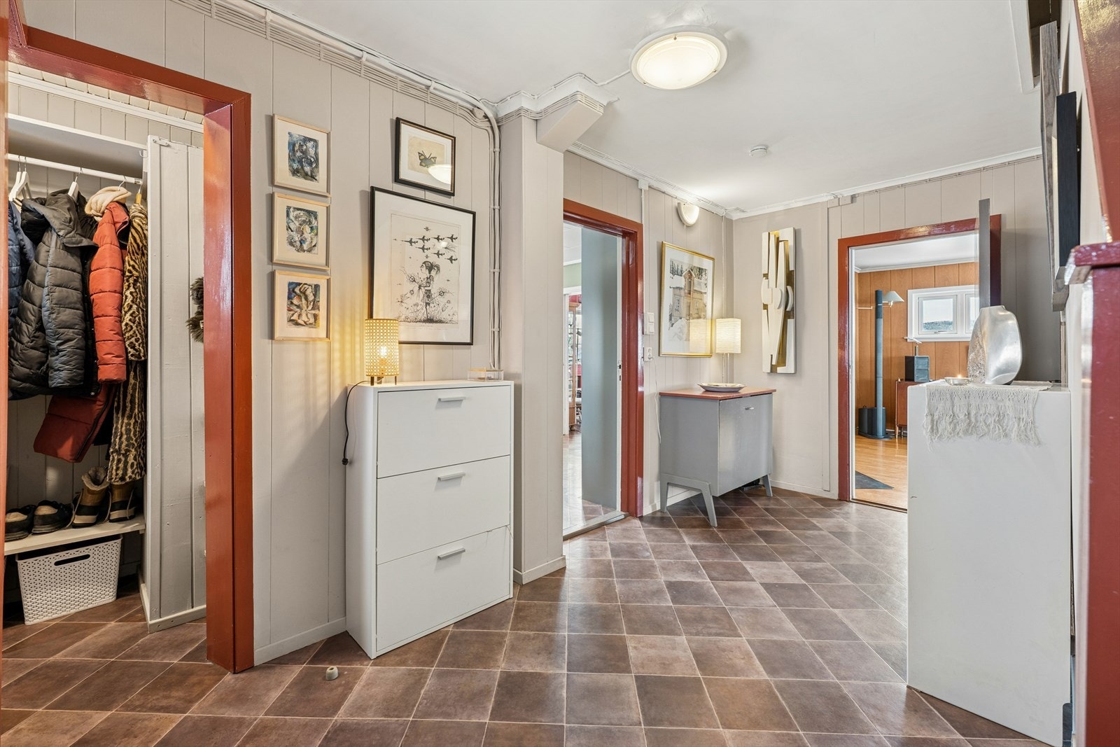 Romslig entré med god plass til oppbevaring av yttertøy. Galleribilde